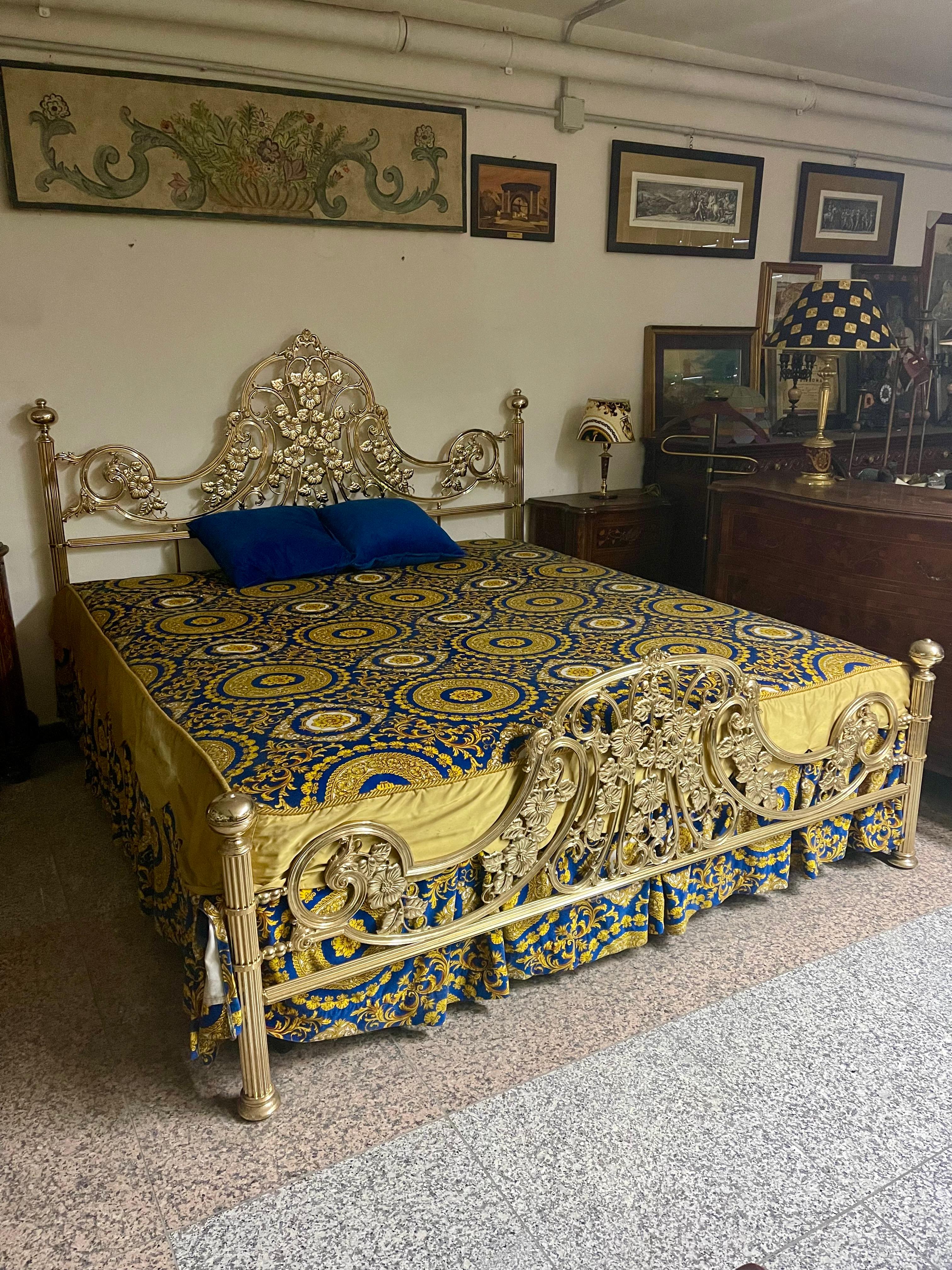 Italian gilt brass bed in 1950s Venetian style For Sale 3