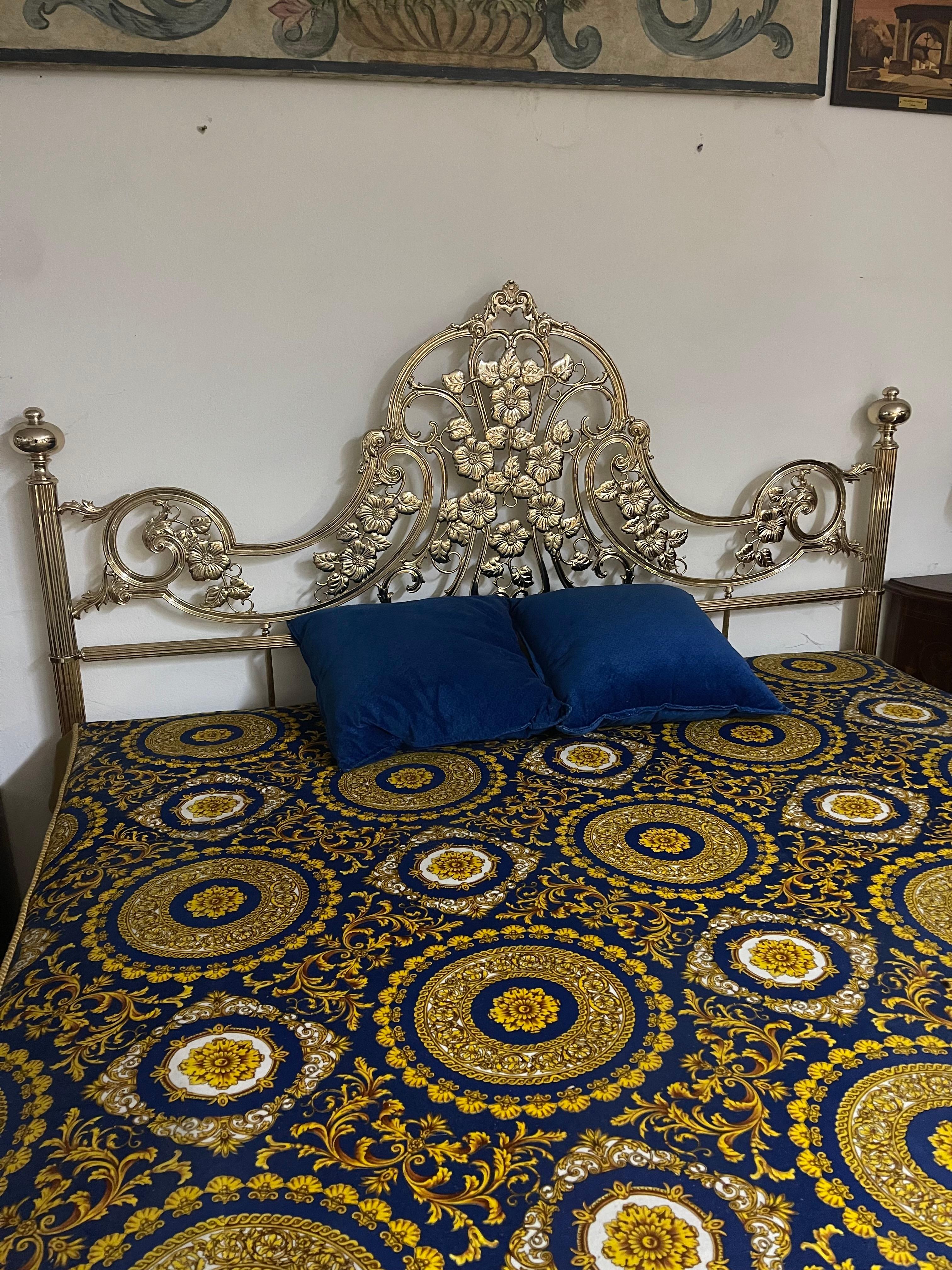 Belle Époque Italian gilt brass bed in 1950s Venetian style For Sale