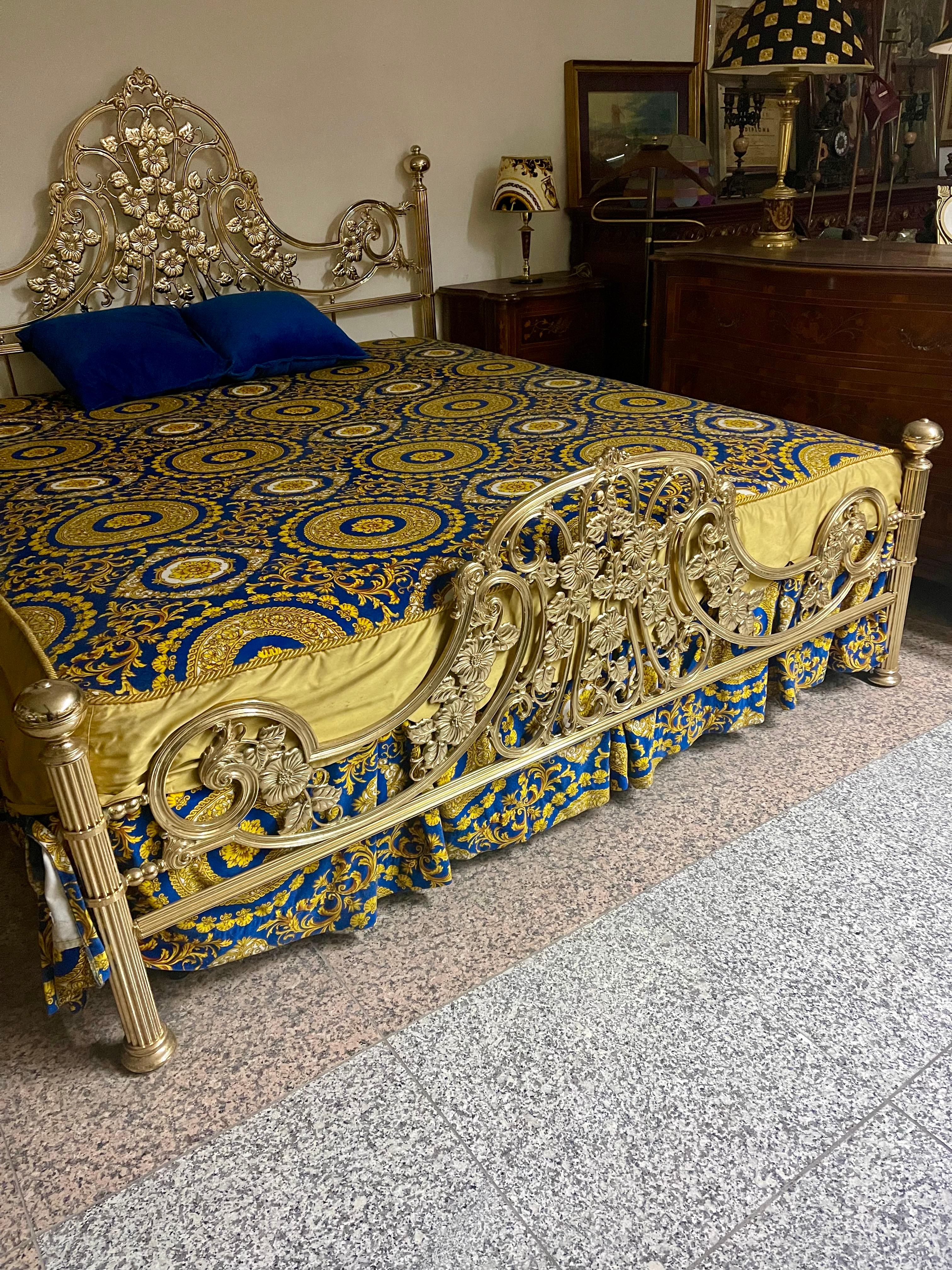 Italian gilt brass bed in 1950s Venetian style For Sale 4