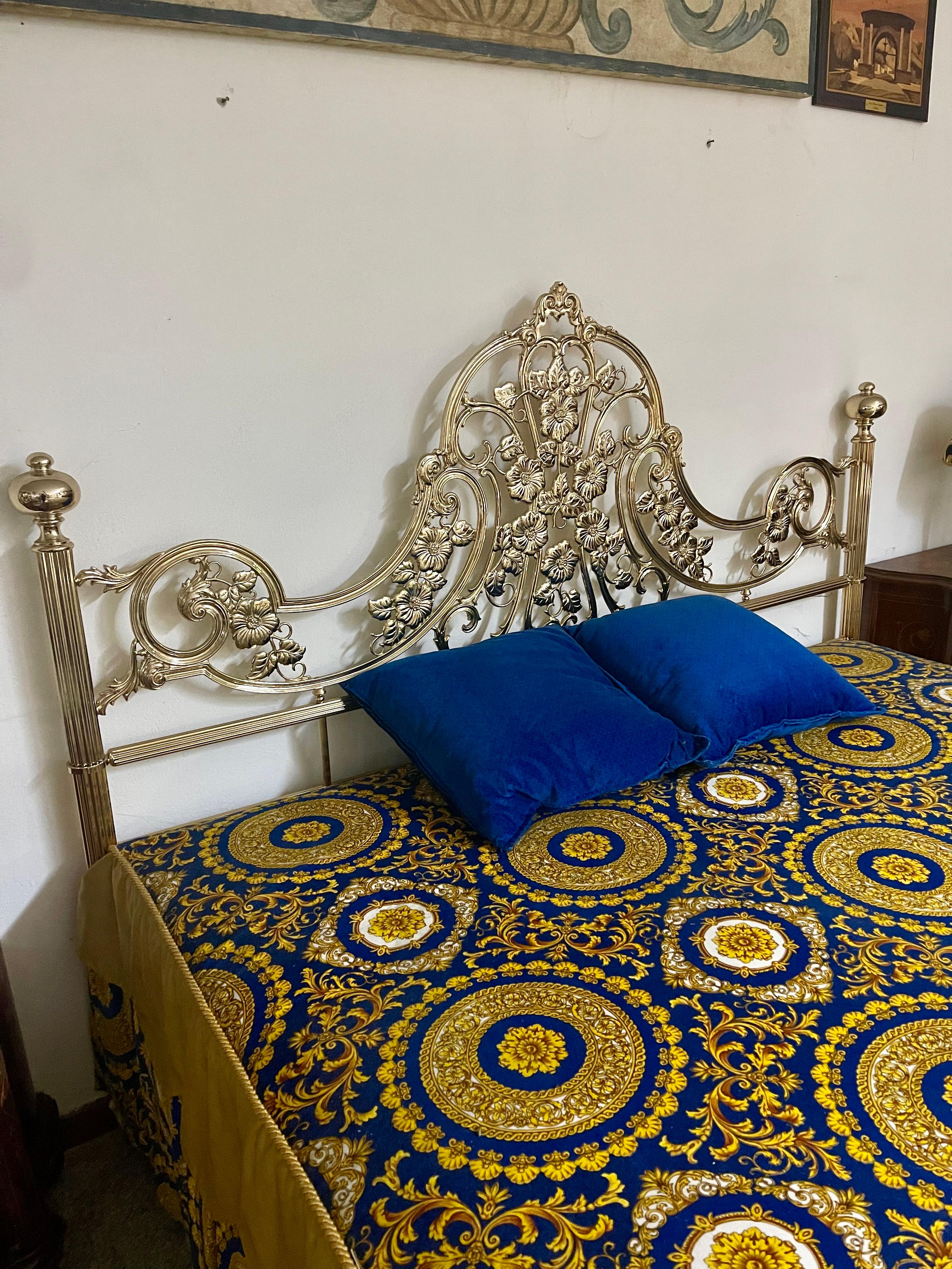 Italian gilt brass bed in 1950s Venetian style For Sale 5