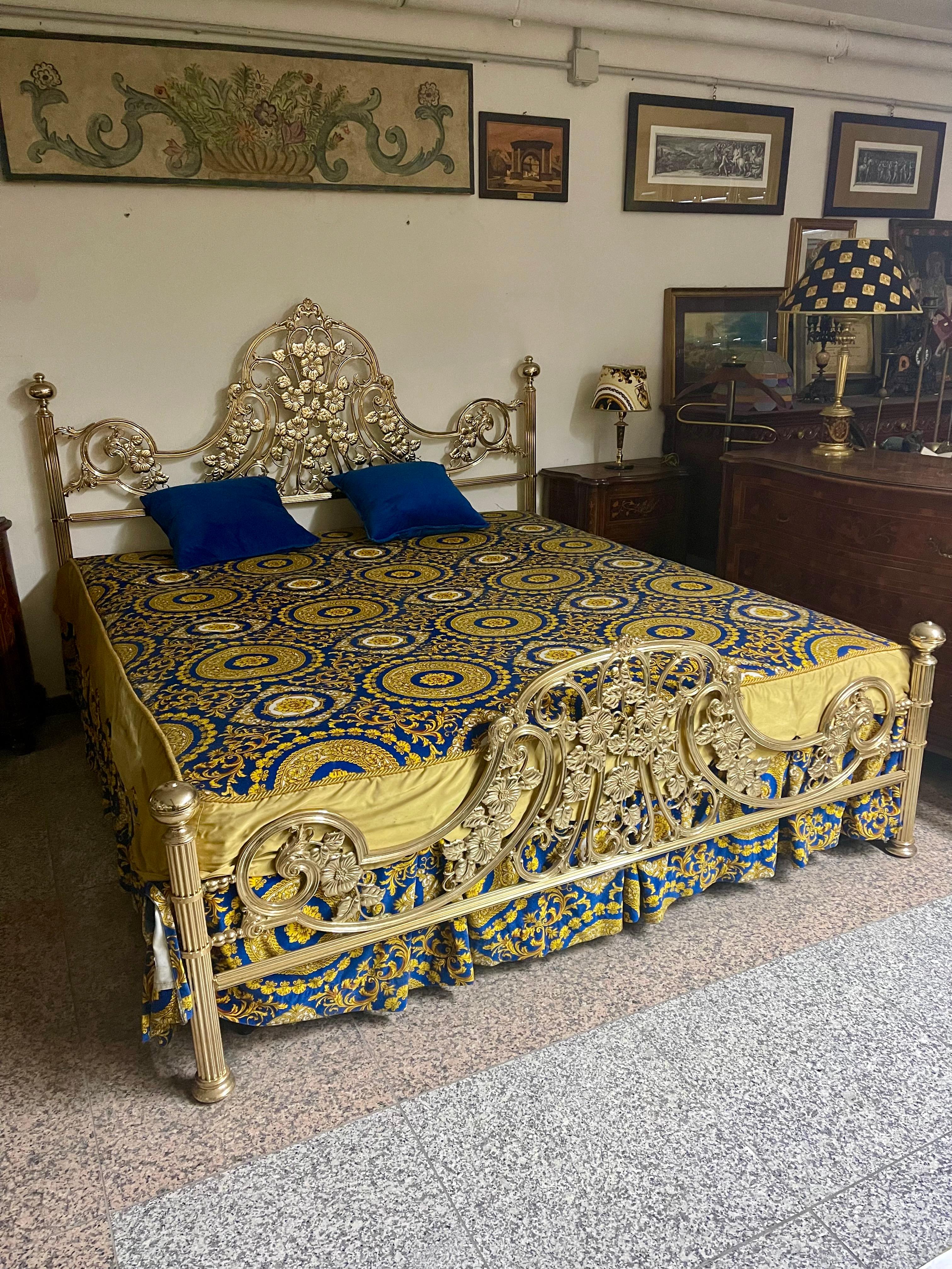 Italian gilt brass bed in 1950s Venetian style For Sale 6