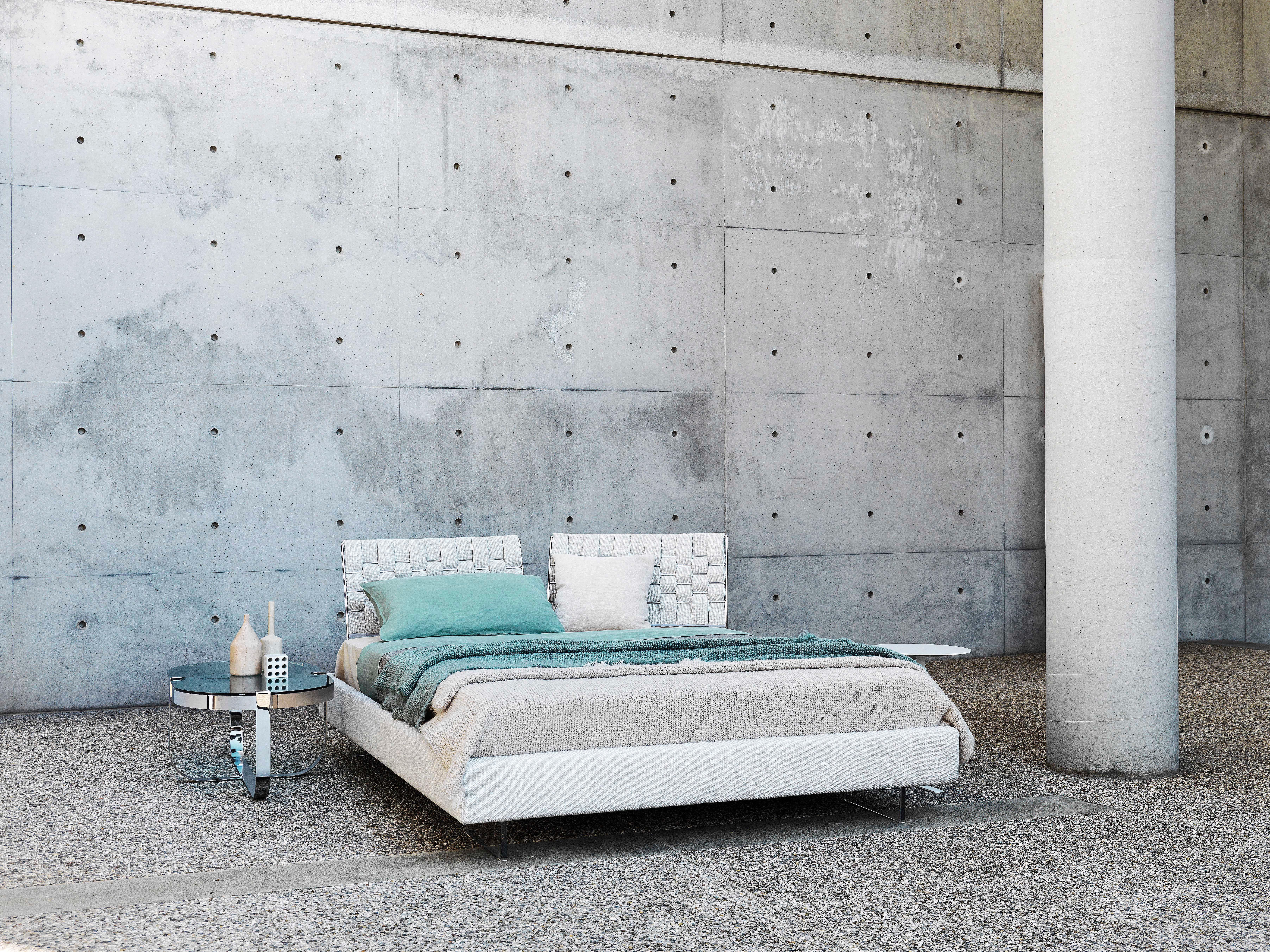 Limes Large is the most generous option within the Limes collection, thanks to the two wider sides that allow for a functional and unusual support. The rectangular feet in transparent methacrylate onto which the base is rested, make the bed appear