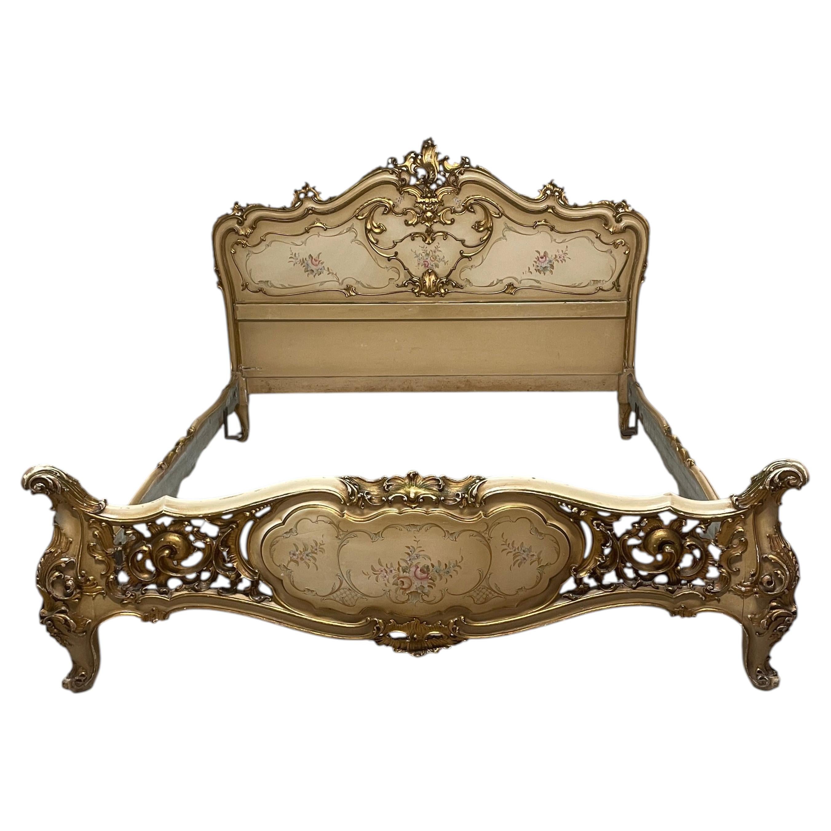 Lit double des années 40 en bois laqué doré, de style Louis XV