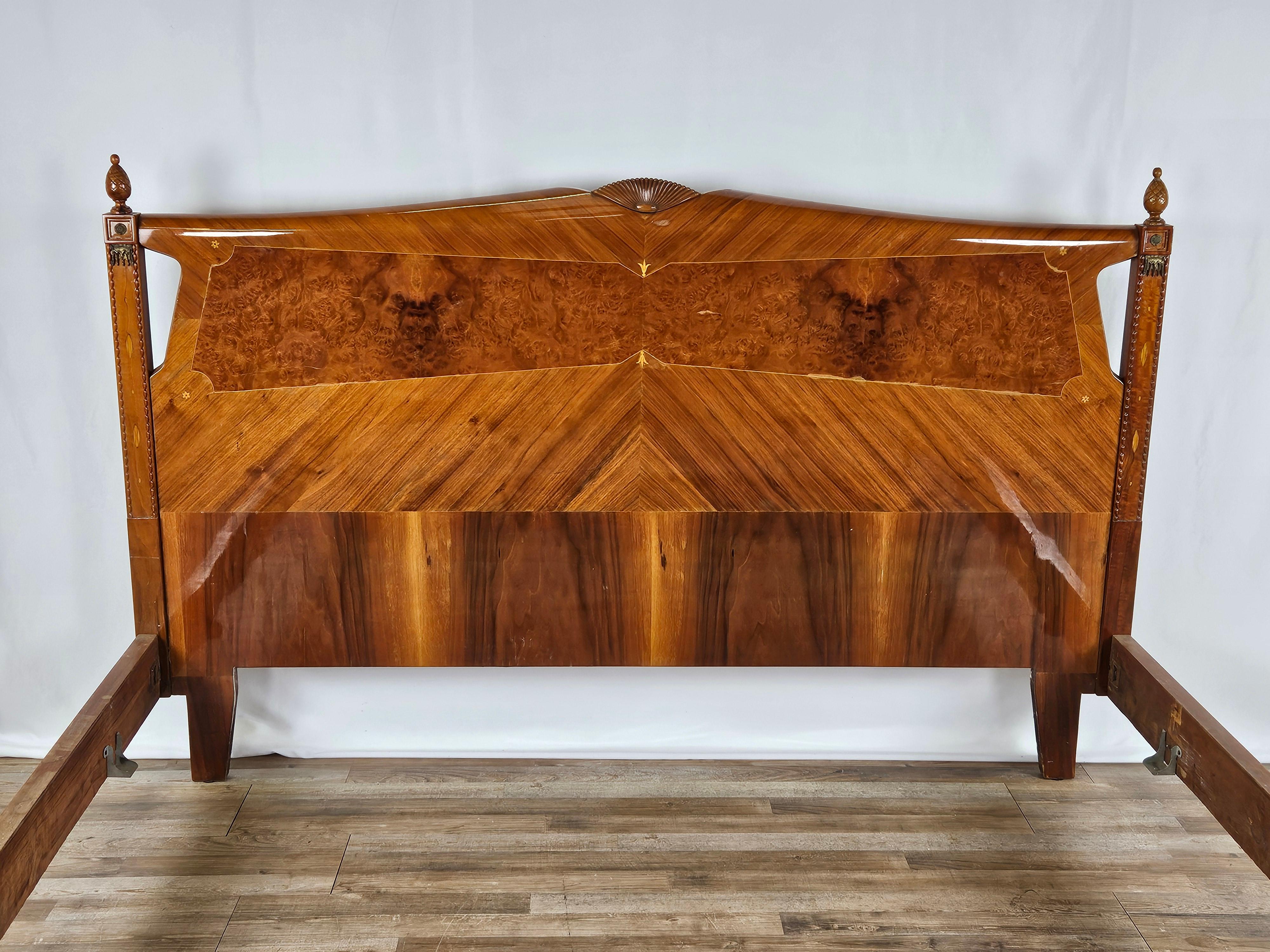 1960s double bed with inlaid and carved wooden frame with briarwood, very fine and elegant thanks to the soft and light lines.

It features various decorations along the headboard and footboard, and also has two feet and various brass
