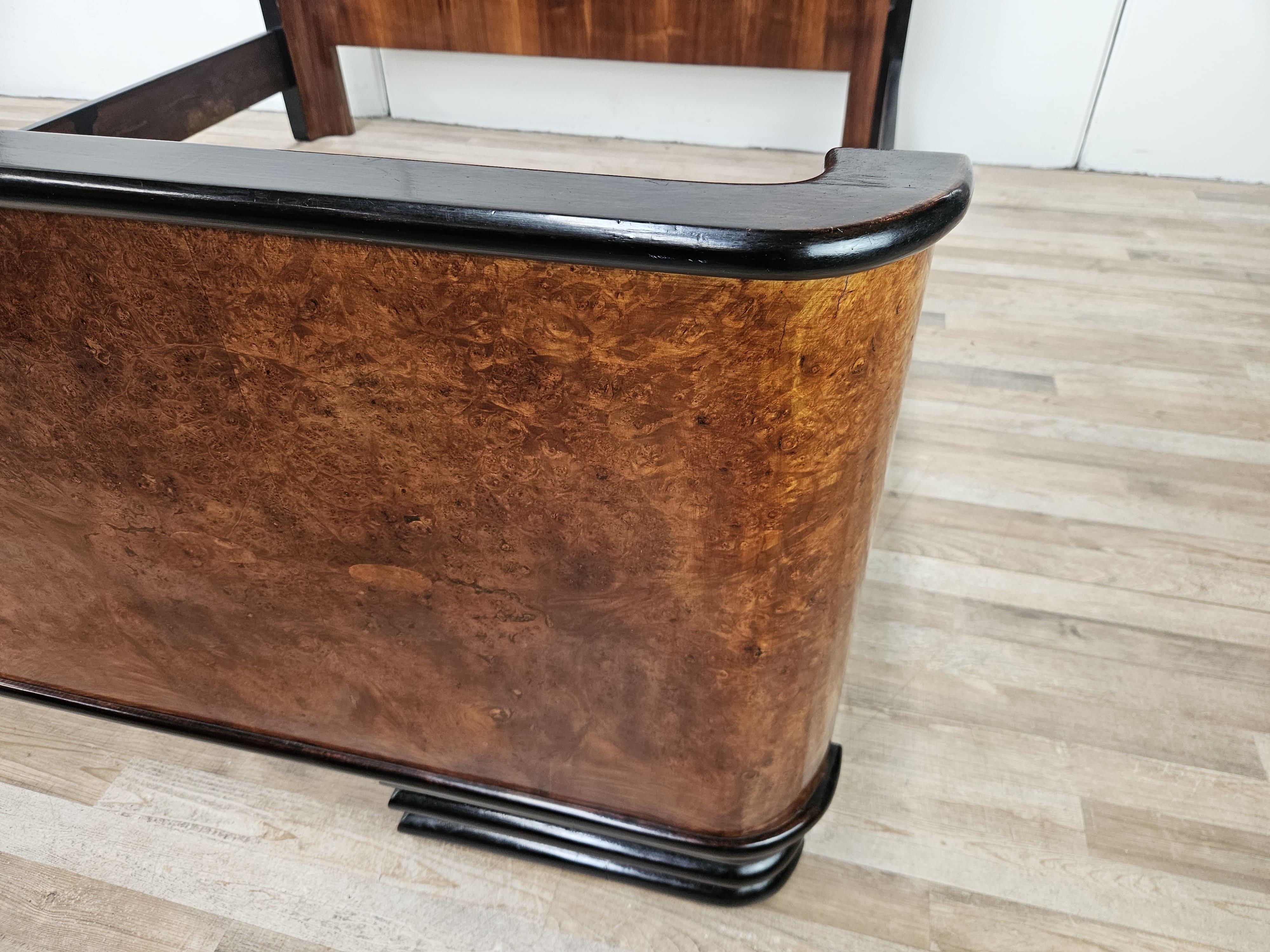 Lit double Art déco en loupe d'acajou avec profils ébonisés, années 1930 en vente 5