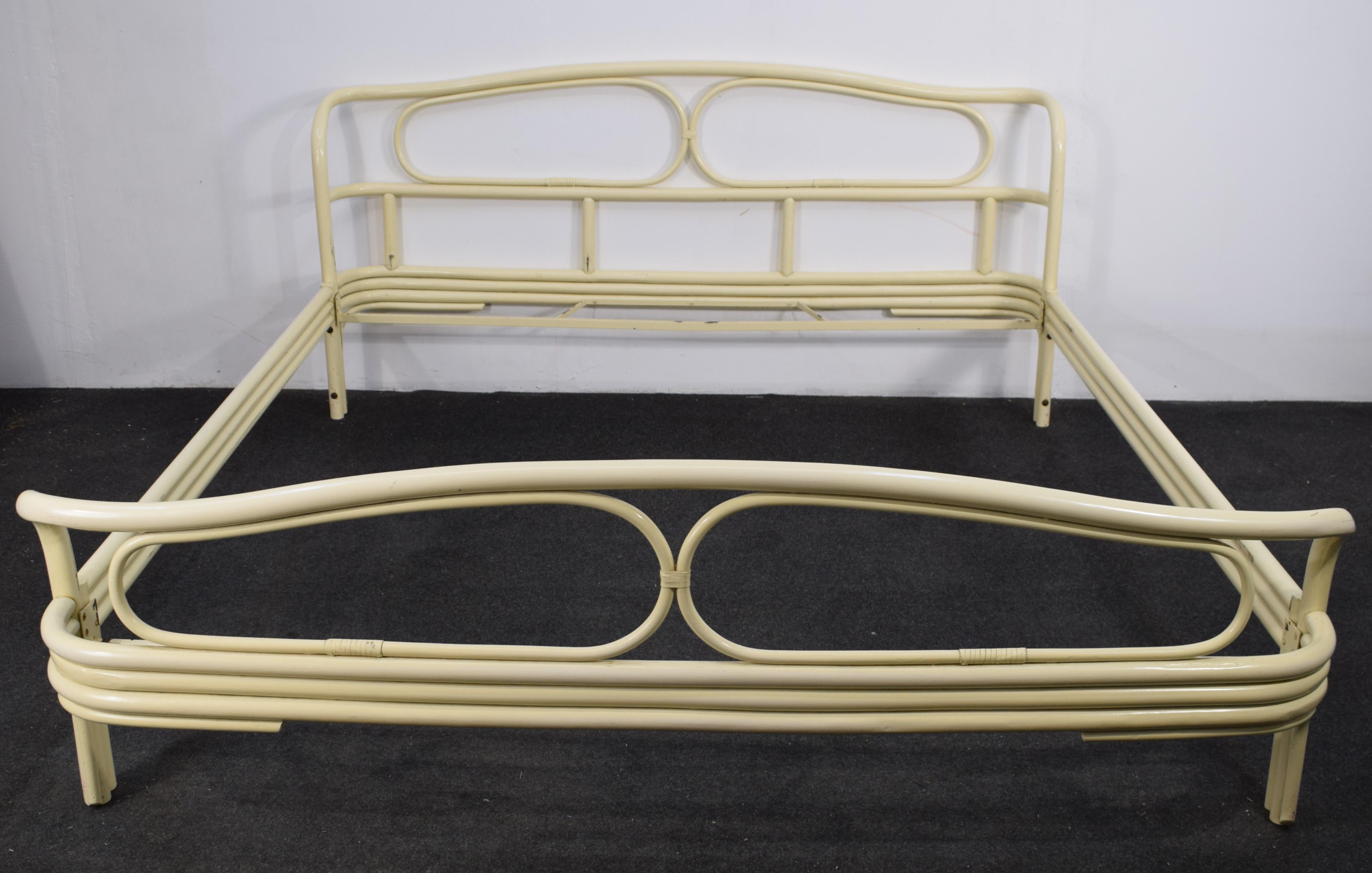 Mid-Century Modern Lit double en bois laqué, Italie, années 1960. en vente