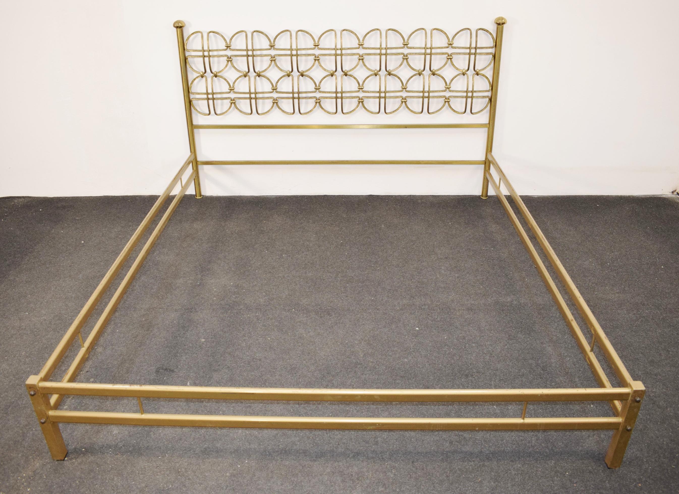 Finely crafted brass double bed, Italian production circa 1960s.
Structure and patterning with shamrocks  very elegant, a precious touch ideal for any bedroom.
Very good condition, normal oxidation of material, some scratches, see photos.
Total