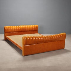Luigi Massoni double bed for Poltrona Frau Anni 70 covered in leather.