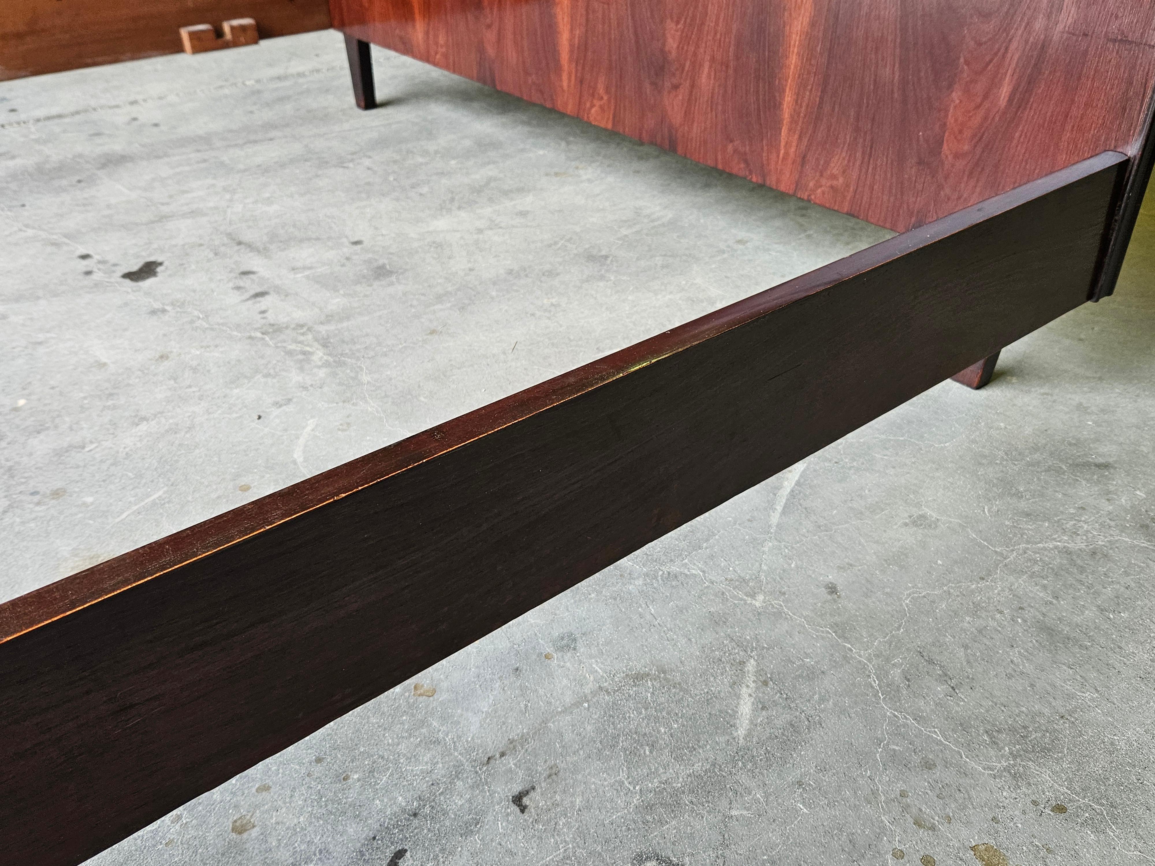 Mid Century double bed in mahogany and rosewood For Sale 10