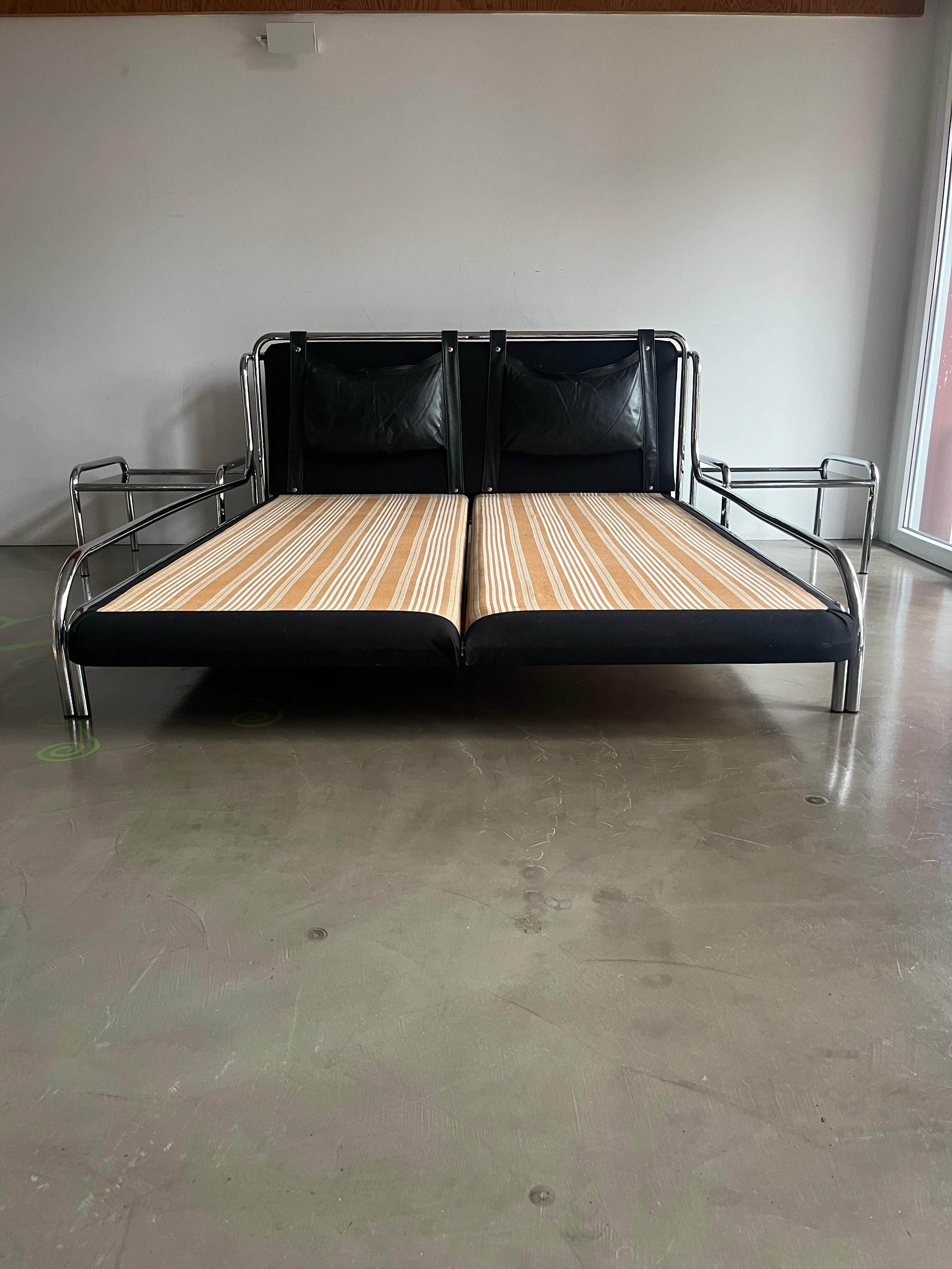 Unico e raro letto matrimoniale disegnato da Gae Aulenti nel 1972 per Poltronova. Il letto matrimoniale fa parte delle arredamento creato sotto il nome di 