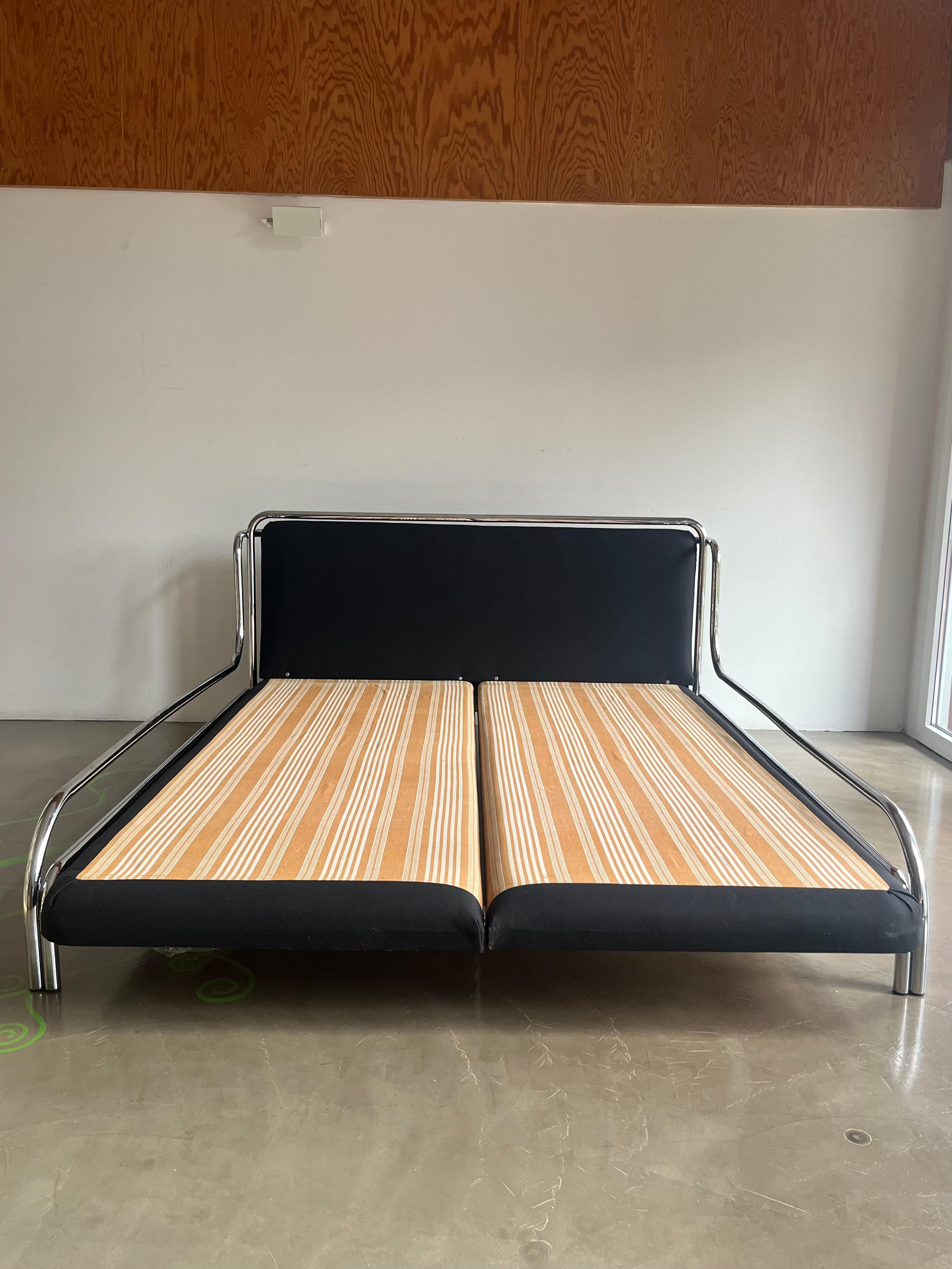 Letto con comodini - mod. Stringa design Gae Aulenti per Poltronova In Good Condition In Milano, IT