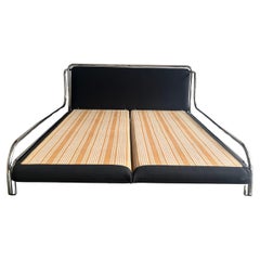 Letto con comodini - mod. Stringa design Gae Aulenti per Poltronova