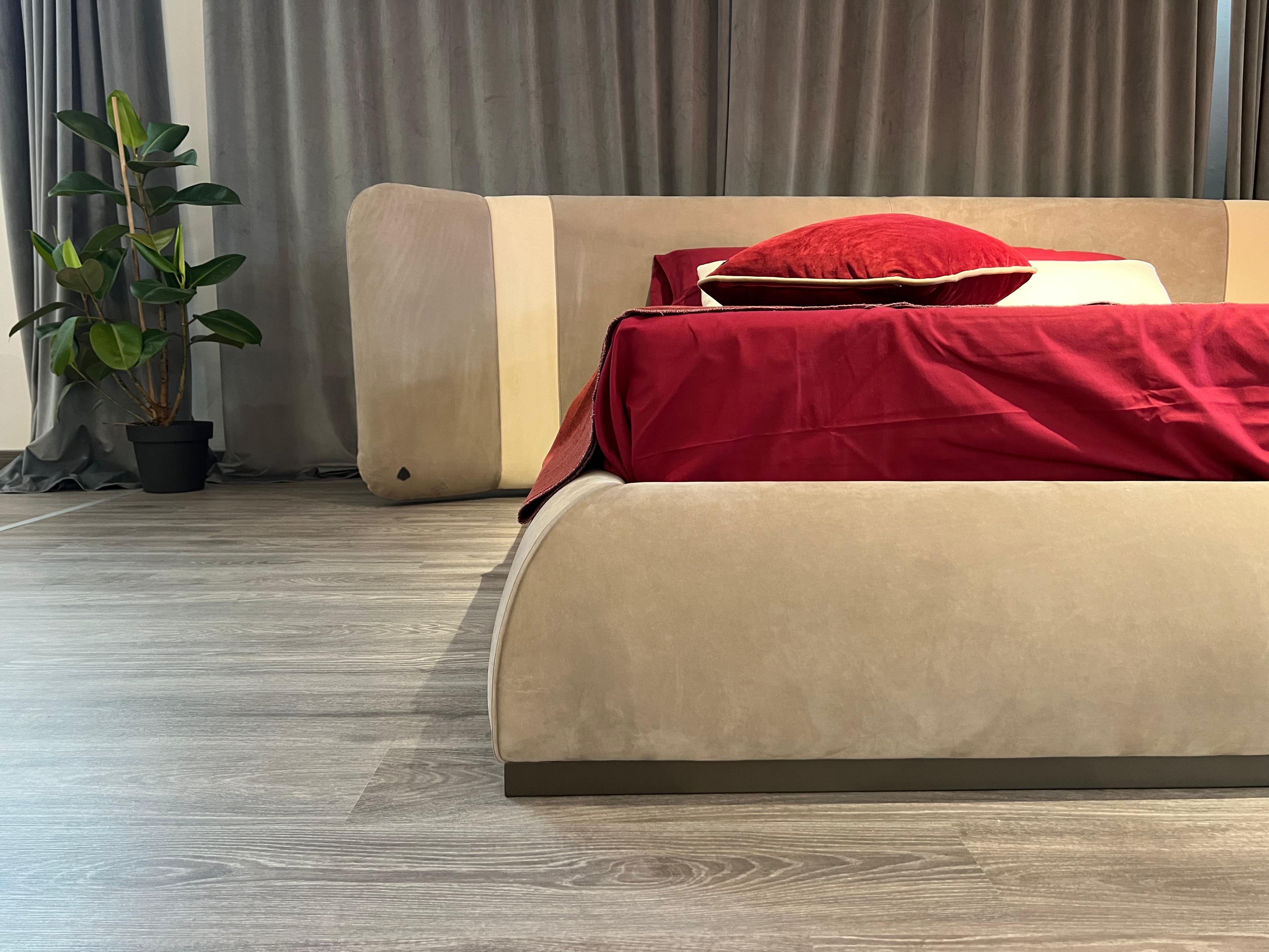 Die Besonderheit des Bettes Madison liegt in seinem einzigartigen freitragenden Lattenrost. Dieses imposante, geformte Polsterkopfteil bietet ein Höchstmaß an Komfort.