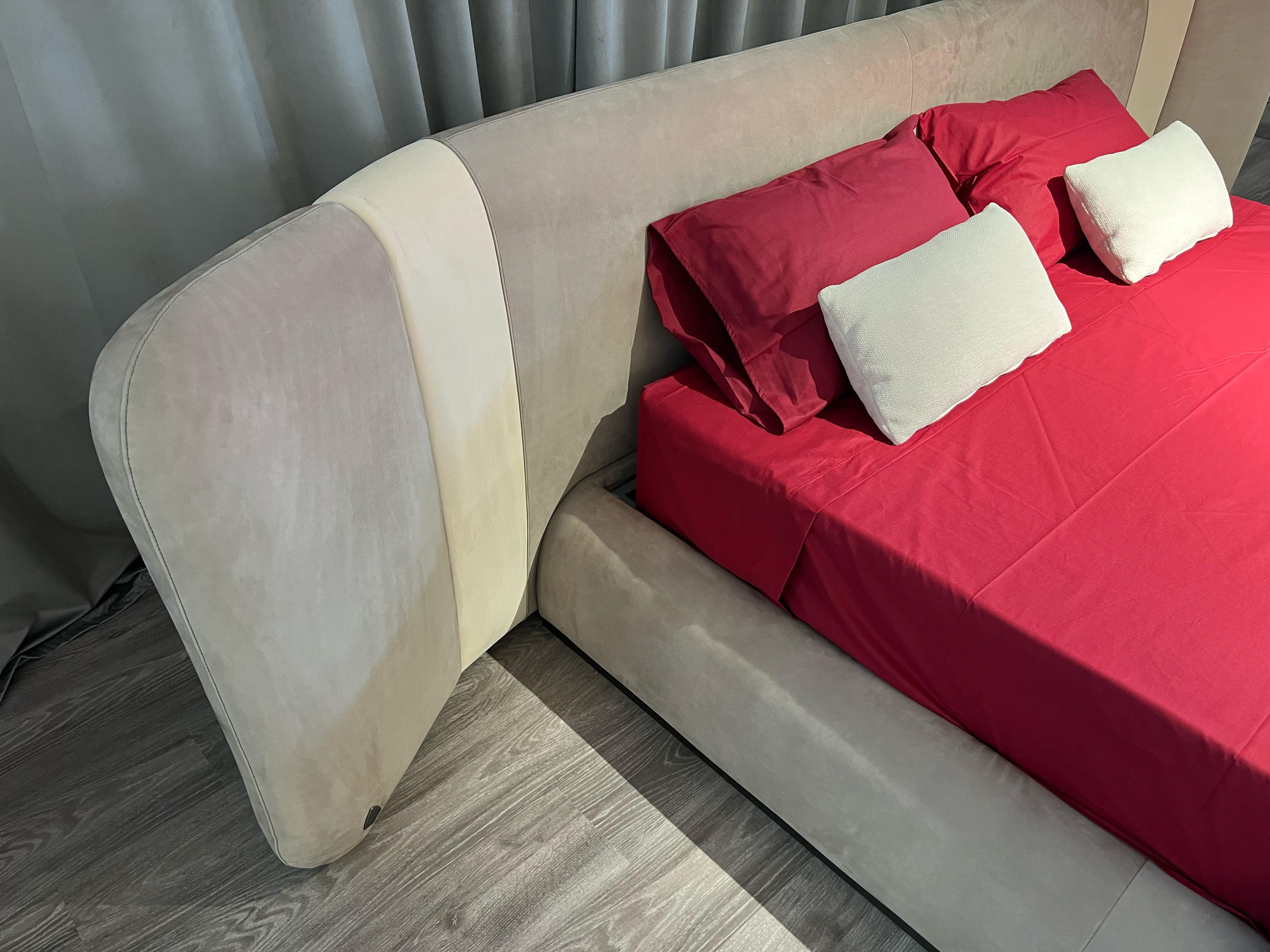 Morrison 180x200 Nubuklederbett mit einem beweglichen Bettkasten (Moderne) im Angebot