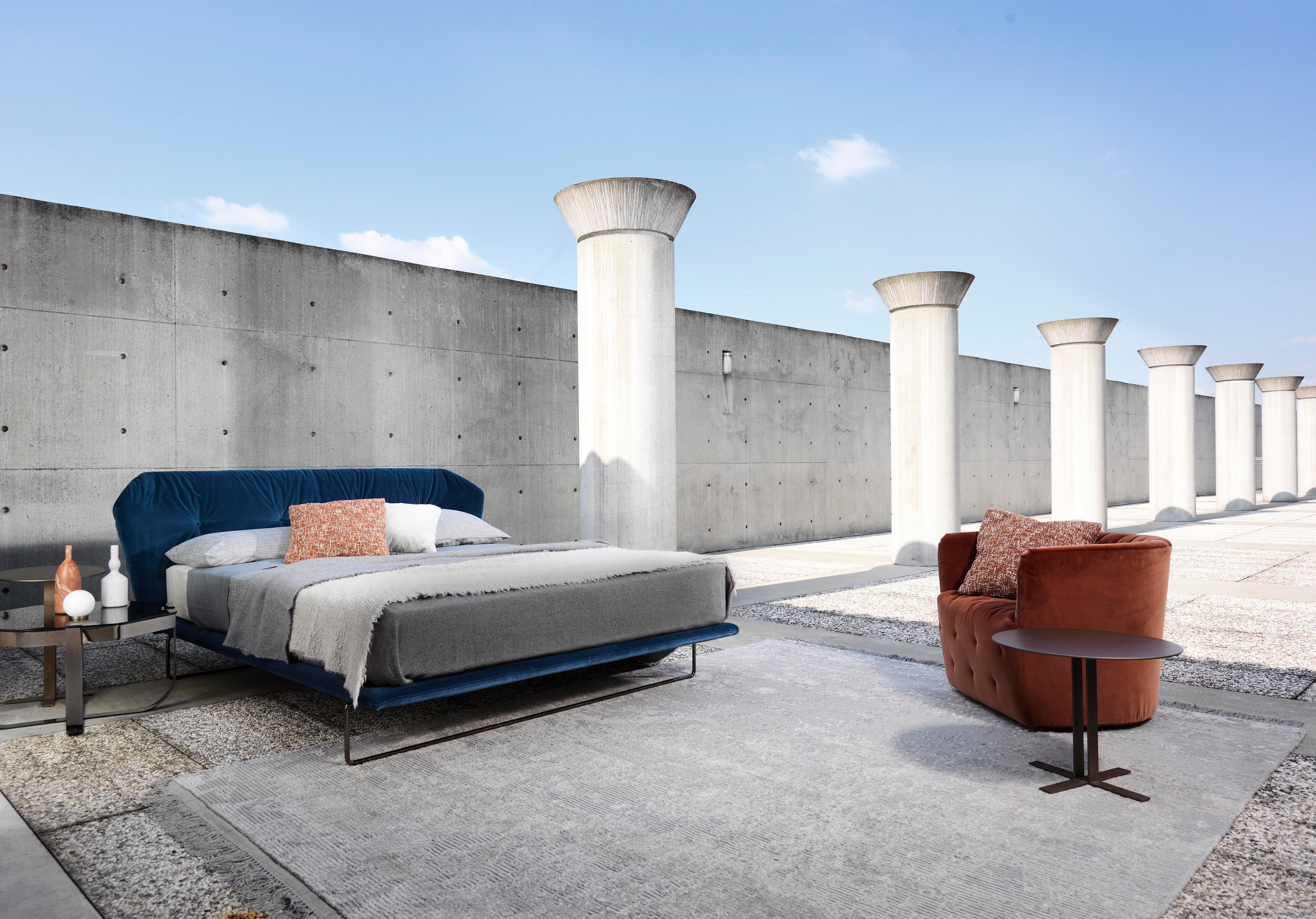 Moderne Lit Air Bed Letto New York King Size en velours bleu foncé tapissé de velours Vegas  en vente