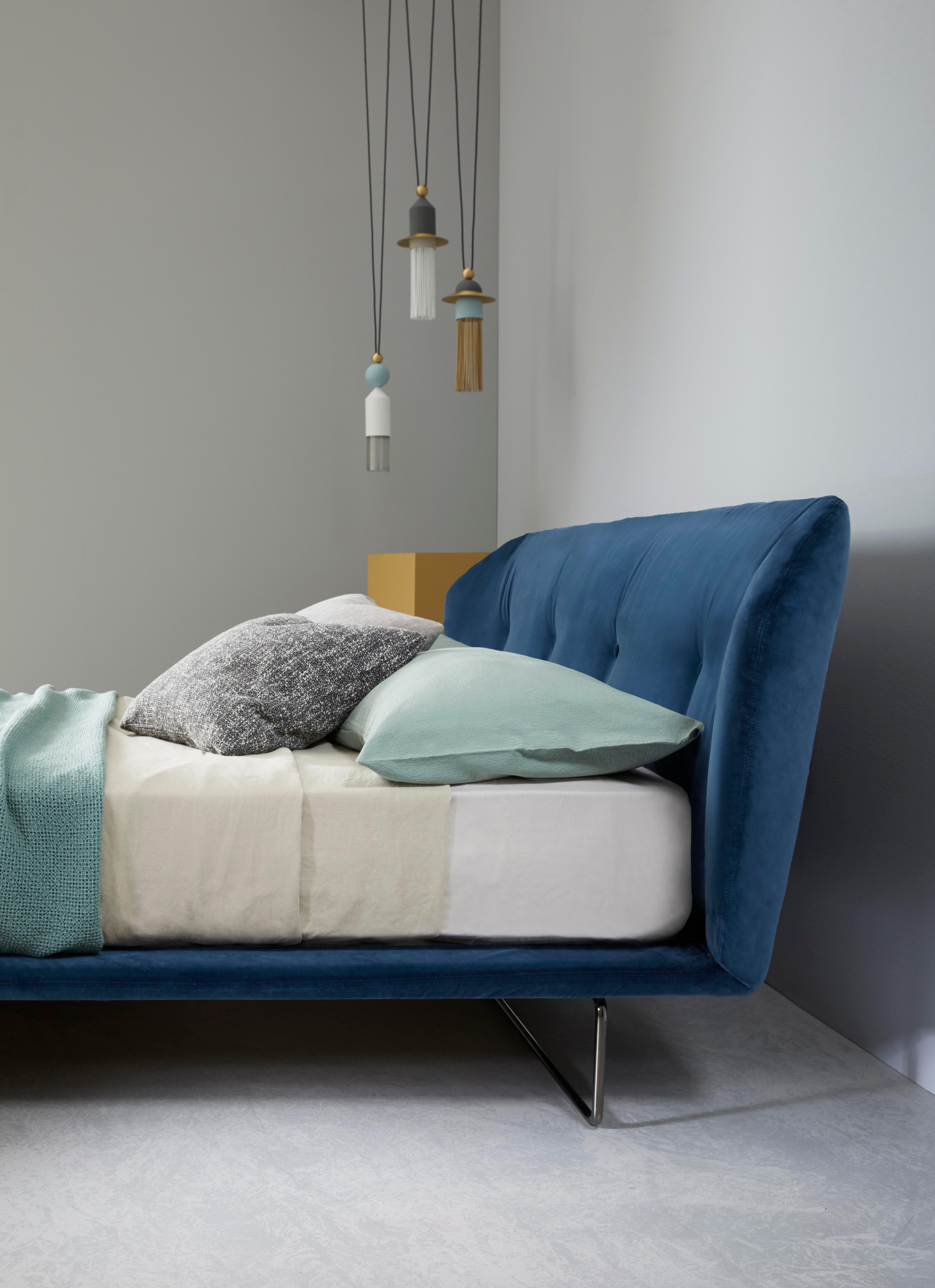 La cama New York Air sigue la misma línea de la colección de sofás, exhibiendo toda su elegancia retro mezclada con un alma contemporánea y un espíritu intemporal. Cama de dos identidades y caracterizada por la forma hexagonal y los detalles