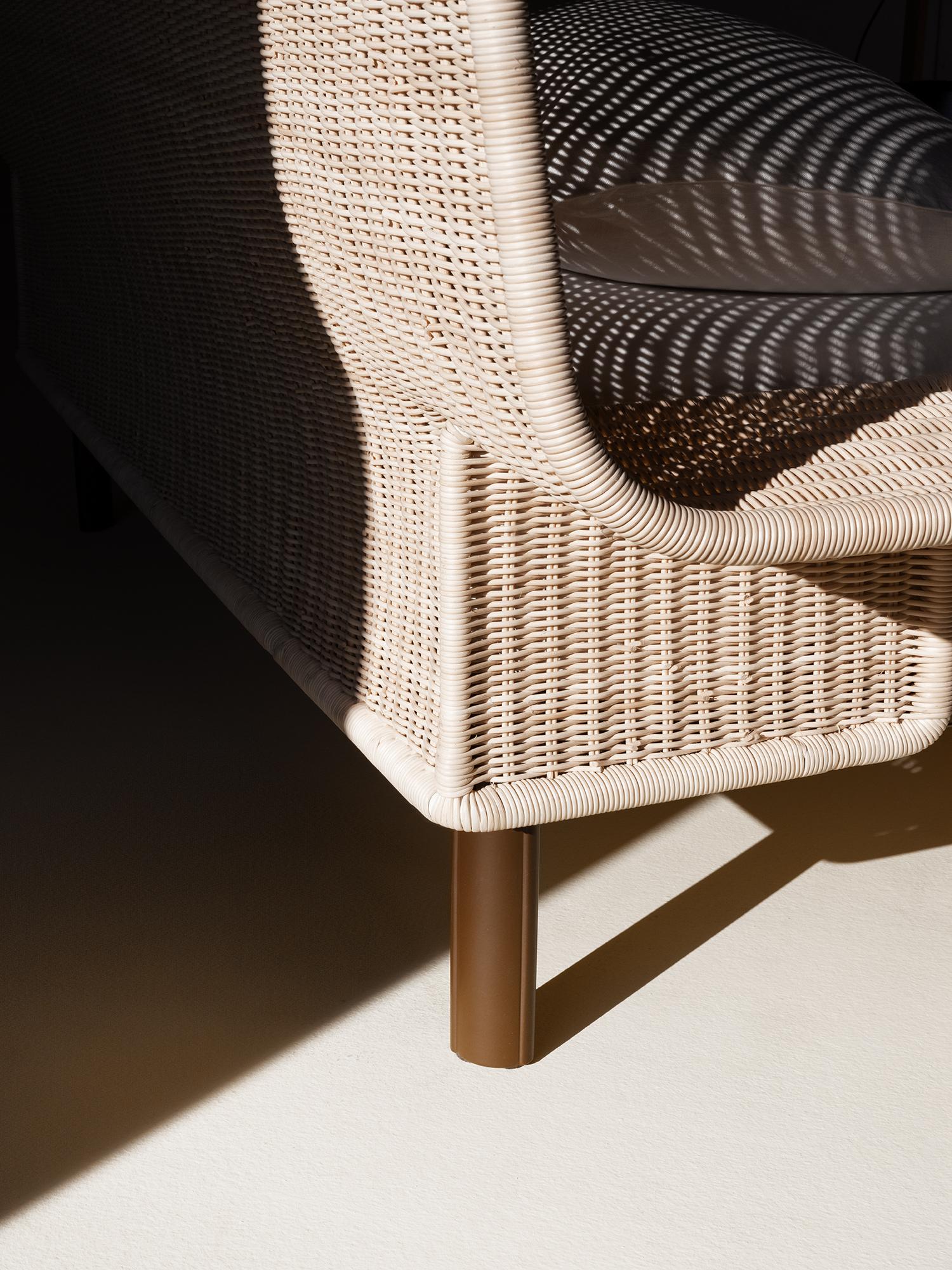 Schmiedeeisen verbindet sich mit Weidengeflecht zu einem Bett mit warmem, mediterranem Flair und geschwungenen, aber strengen Formen.
Serafino zeichnet sich durch eine Eisenarchitektur aus, die durch ein Kopfteil aus handgeflochtener Weide ergänzt