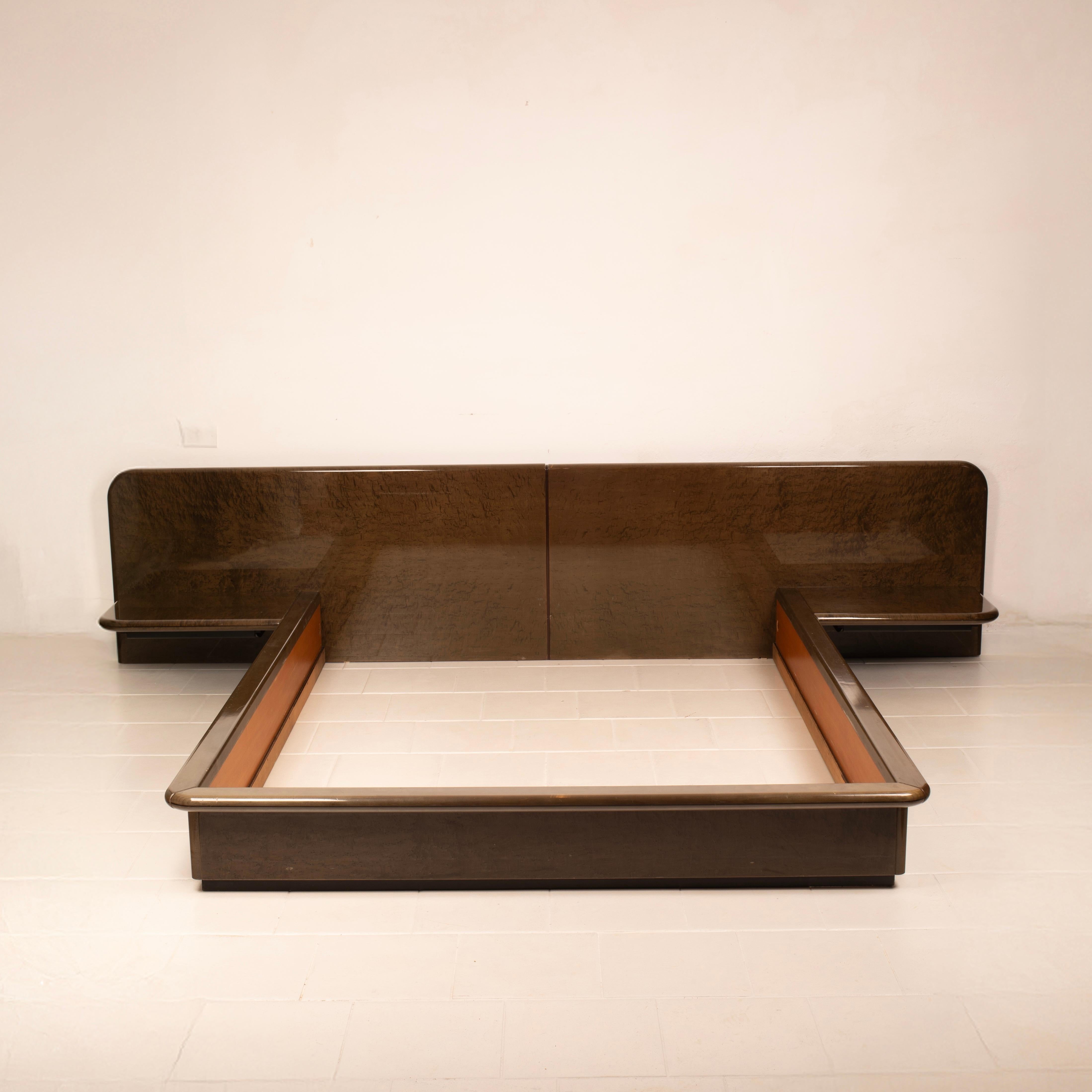 Elegantes Bett, Modell 'Seven', aus genopptem Ahornfurnier, entworfen von Luigi Saccardo für Gasparello in den späten 1970er Jahren.
Dieses Stück ist ein raffiniertes Beispiel für italienisches Vintage-Design, das klare Linien, luxuriöse Oberflächen