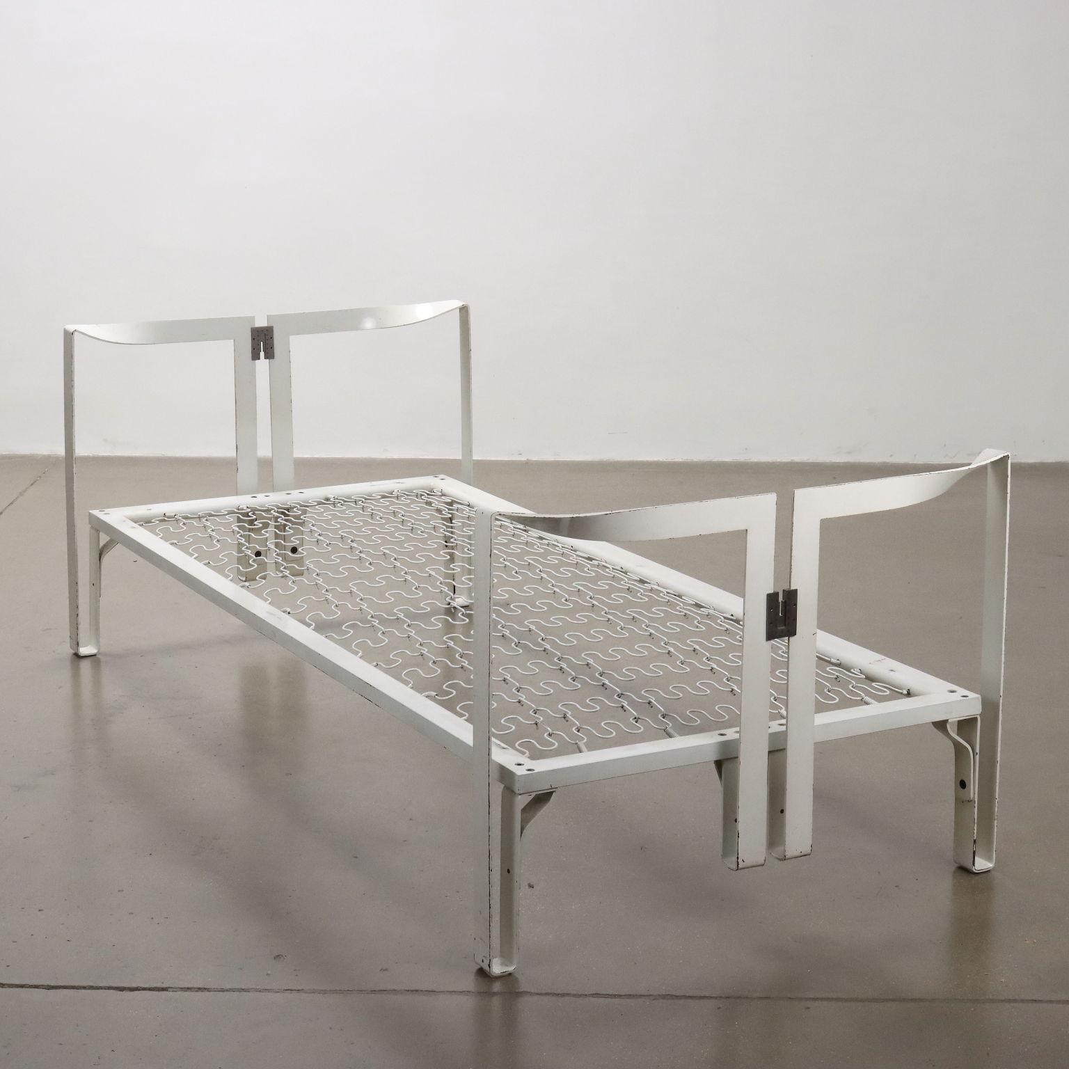 Letto singolo in metallo smaltato.