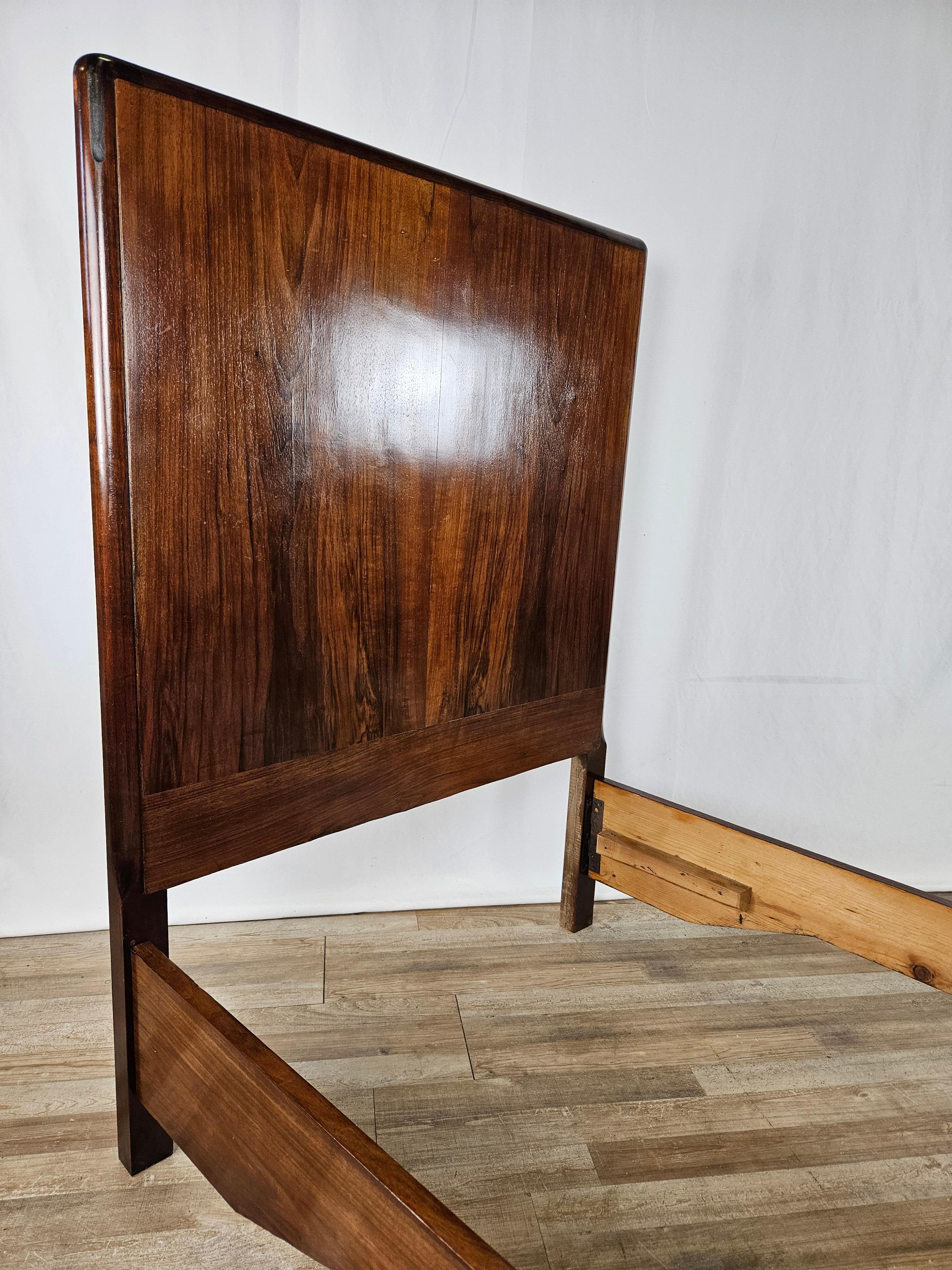 Letto in radica prodotto a cavallo tra il 1930 e il 1940 in stile Art Decò.

Altezza testiera 120.5cm
Altezza pediera 79cm
Spazio interno 81x195

Lucidato ad olio e gommalacca, presenta normali segni dovuti all'età e all'utilizzo.