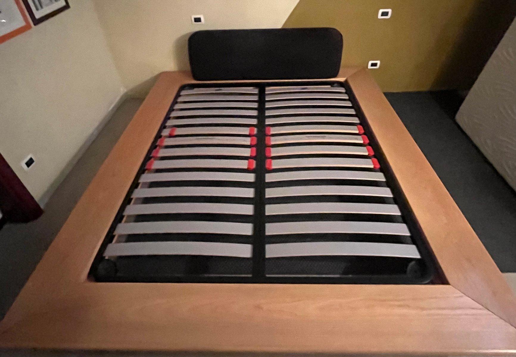 Bellissimo letto firmato dai Designers Pamio e Toso,  prodotto per Stilwood nella metà degli anni 70.

Essenzielle Linien und skandinavisches Design werden durch die Zartheit des typischen Quercia-Legno-Essenzmaterials unterstrichen.
Die lange