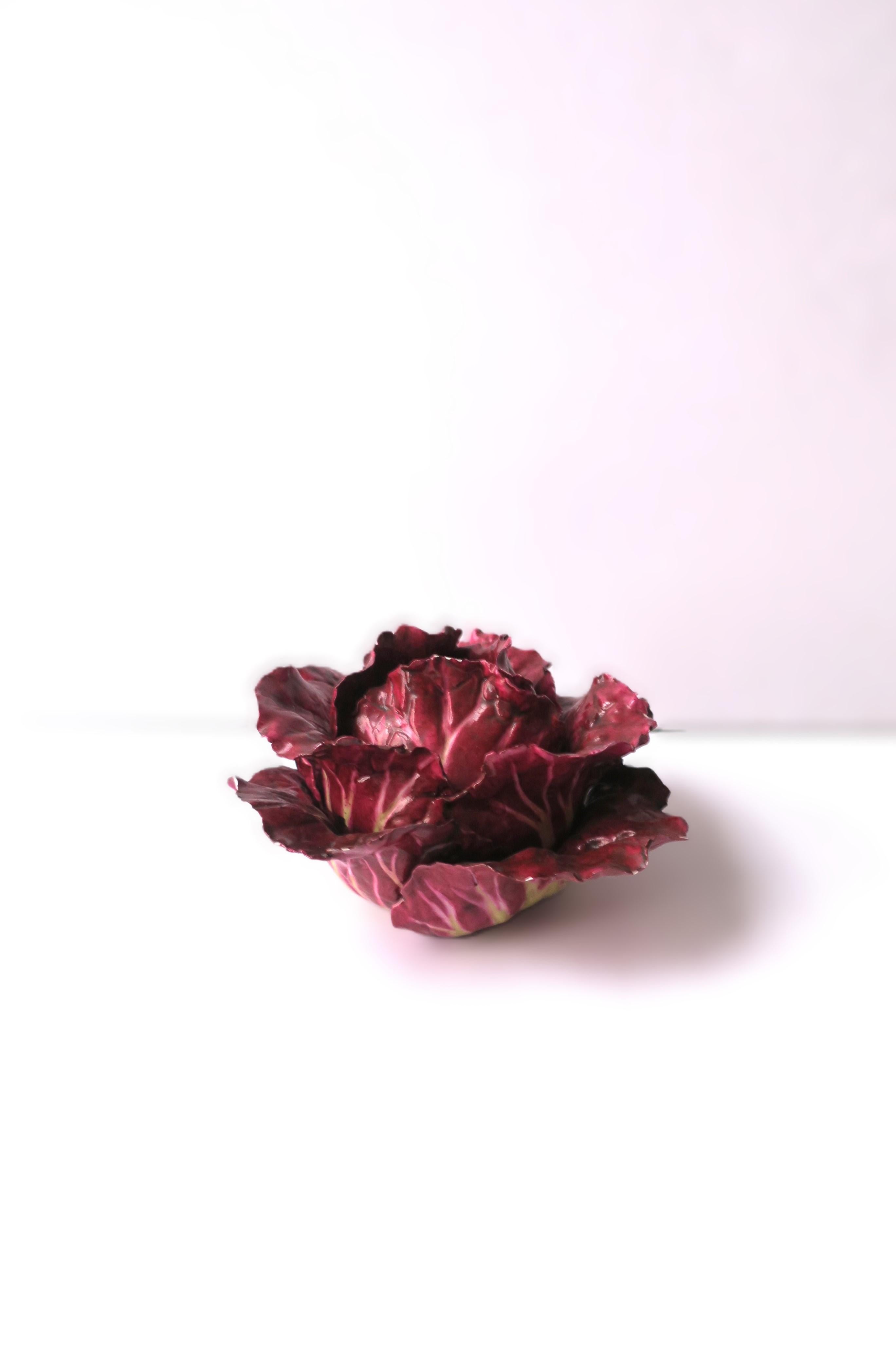 Eine sehr schöne, einzigartige Skulptur aus rotem Radicchio-Porzellan mit Salatblattkopf von der Künstlerin Katherine Houston, circa Ende des 20. Jahrhunderts, USA. Im Stil von Trompe L'Oeil. Wunderschön gestaltetes, handgefertigtes und handbemaltes
