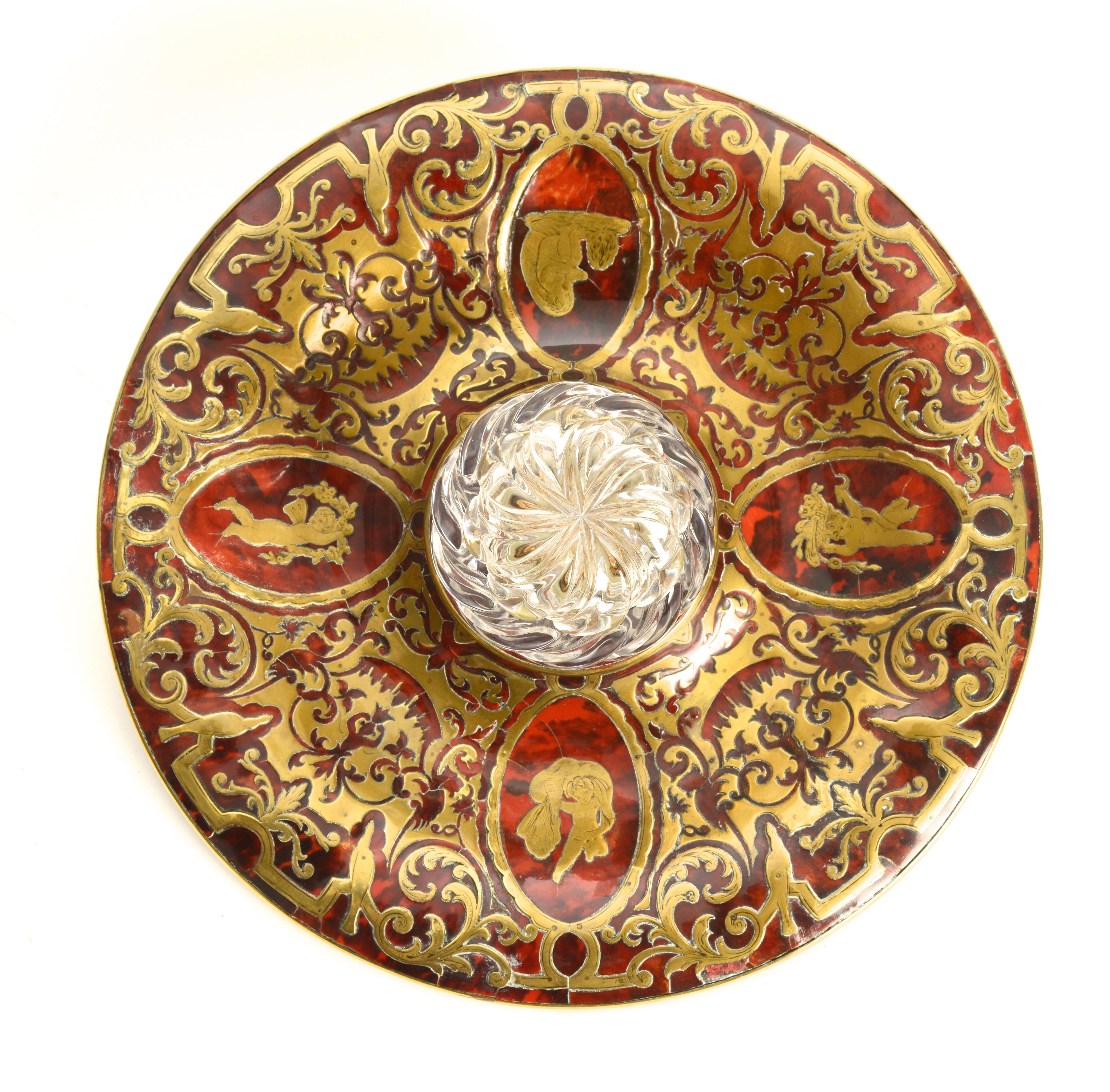 englisches Boulle-Tintenfass mit Messingintarsien von Leuchars & Sons aus dem 19. Jahrhundert mit spiralförmigem Kristalltintenfass, um 1850. Auf dem eingelegten Sockel befinden sich Kameen von Amoretten, die von einem verschnörkelten