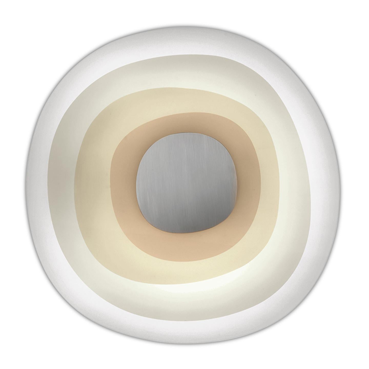 Beta, disegnata da Paolo Franzin, gioca con le sfumature della sua fonte di luce. Il suo semplice gradiente di colore sul vetro si presenta come un bellissimo bianco sporco quando è spento, ma diventa un'esibizione di splendidi colori di sabbia