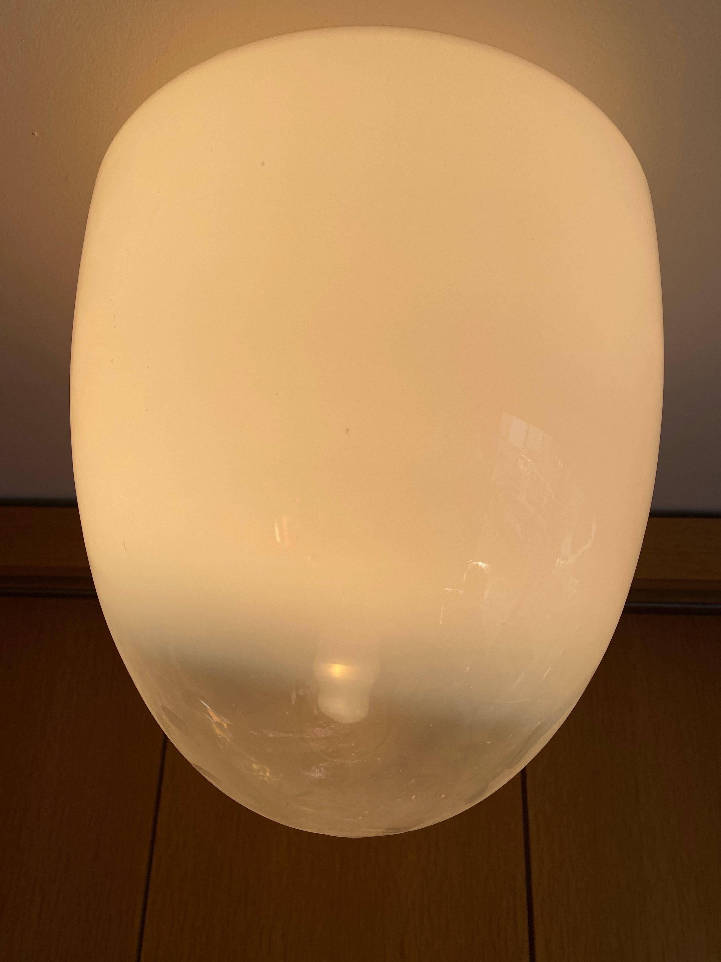 Abat-jour champignon encastré Vetro Doublé en verre de Murano soufflé à la main, transparent et blanc opale. Douille E27 en bakélite. Labellisé LEUCOS. Le plafonnier Leucos a été conçu par Roberto Pamio en 1962. Les bases en aluminium sont de
