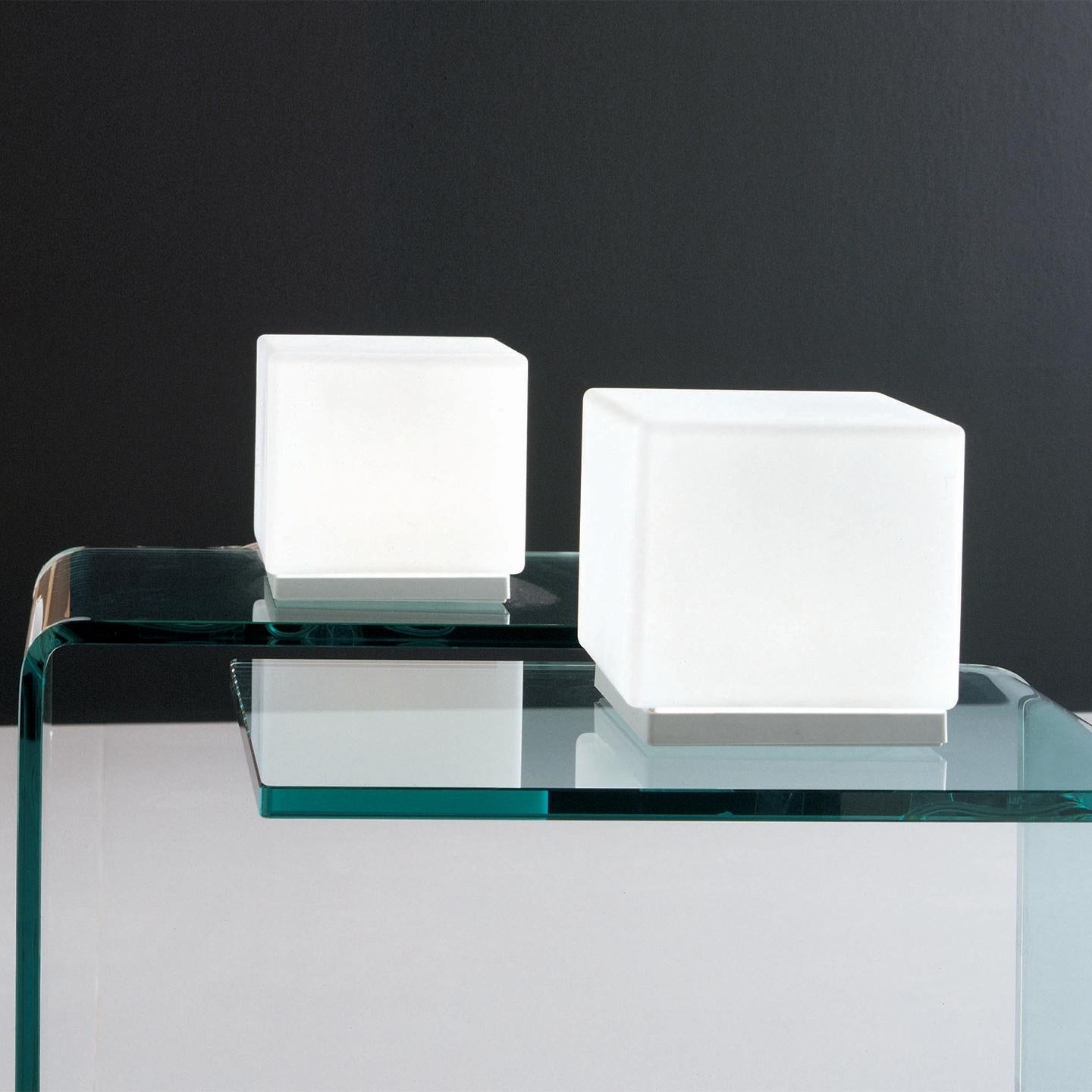 italien Lampe de bureau Leucos Cubi T 11 en blanc satiné et gris par Design Lab en vente