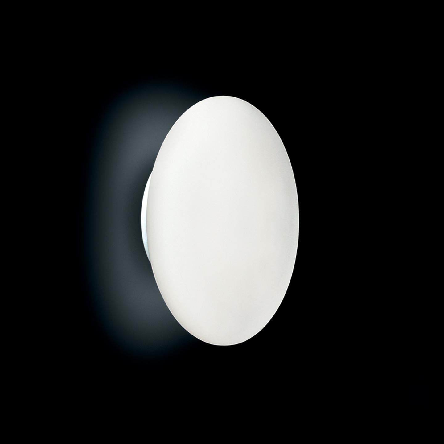 La lampada da soffitto/parete Felix è stata creata da Leucos Design Lab mescolando una sfera con un'ellisse. Il risultato è una bellissima forma di vetro soffiato a mano con curve morbide e un volume luminoso. Questo diffusore soffiato a mano è