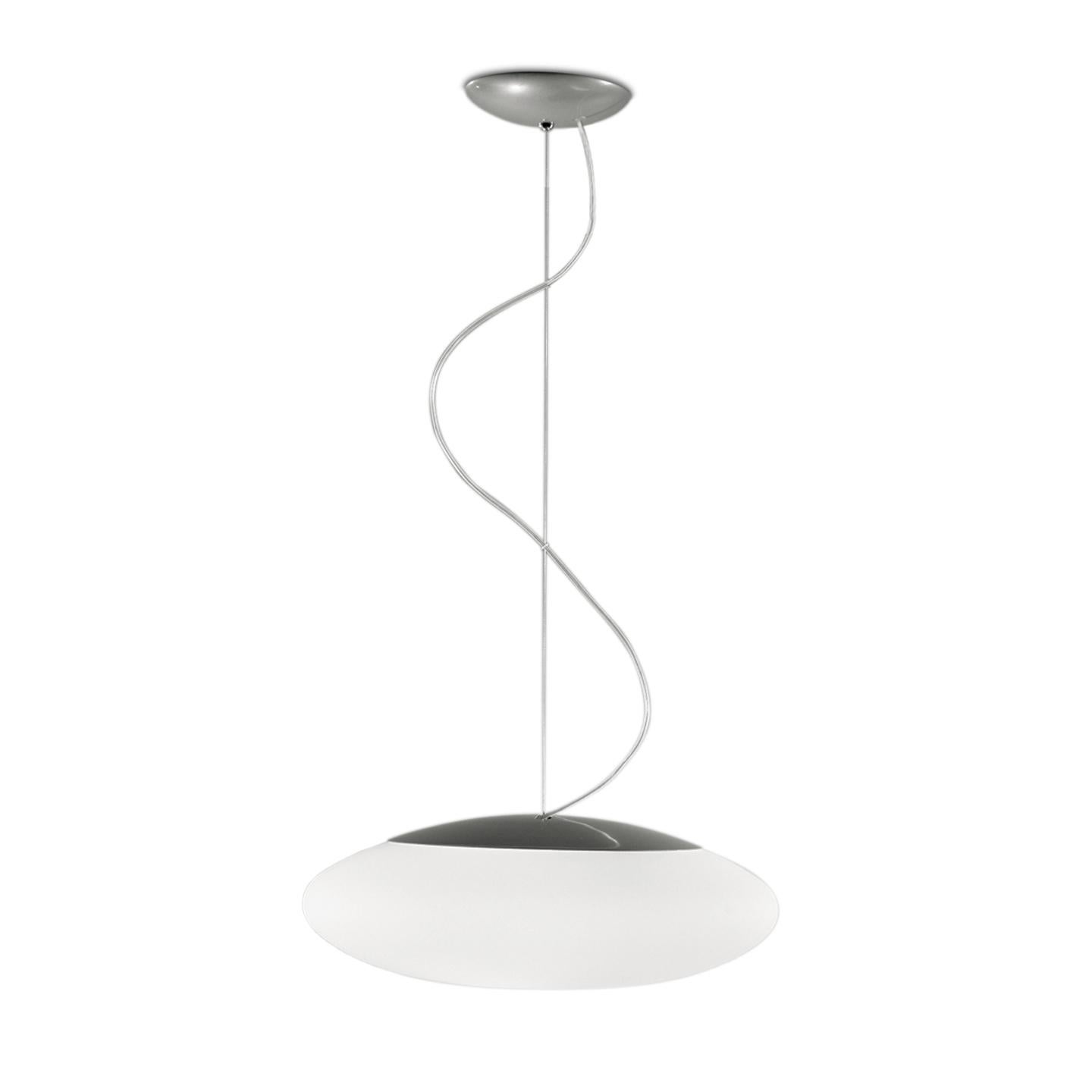 La lampada da soffitto/parete Felix è stata creata da Leucos Design Lab mescolando una sfera con un'ellisse. Il risultato è una bellissima forma di vetro soffiato a mano con curve morbide e un volume luminoso. Questo diffusore soffiato a mano è