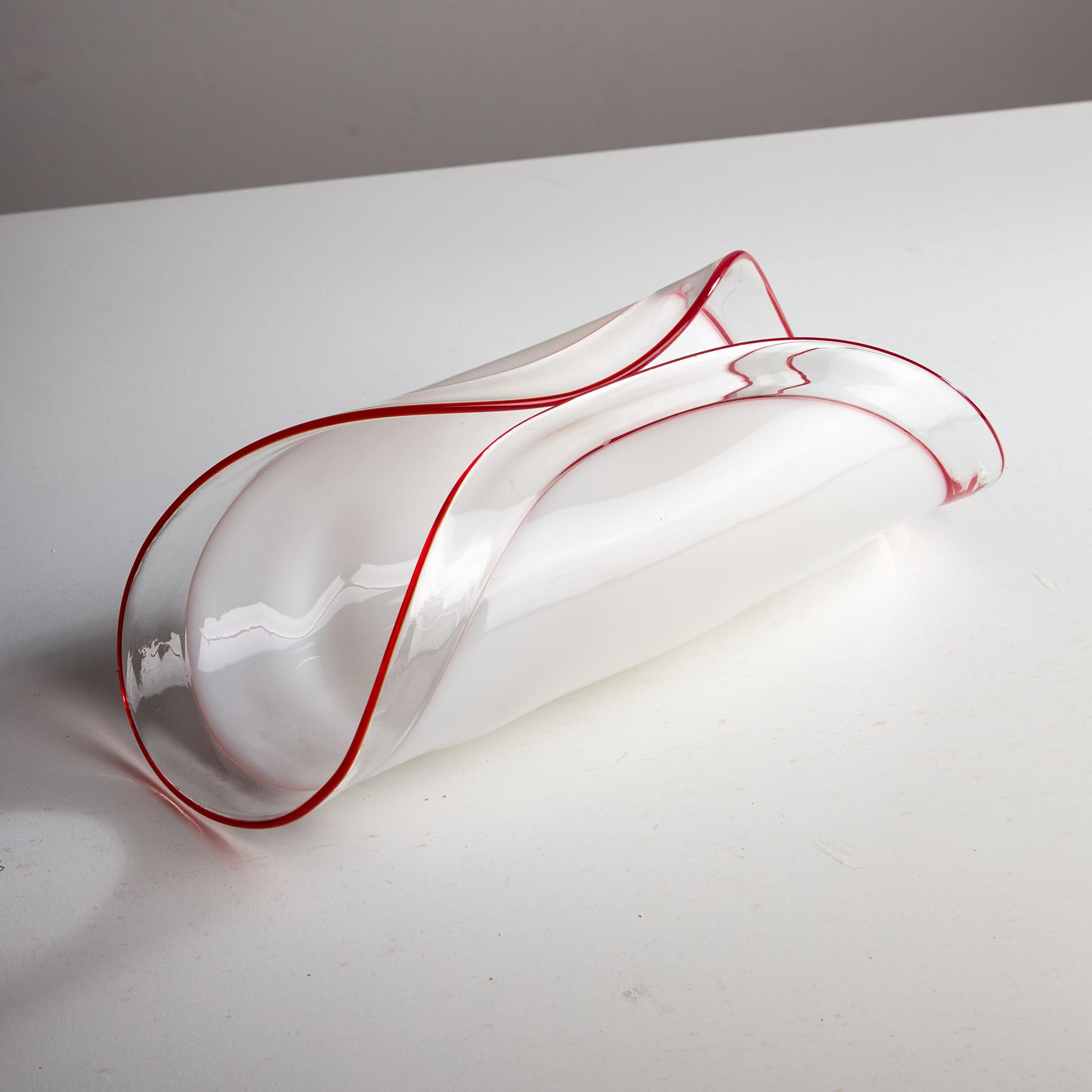 Ti presentiamo il Leucos Glass Table Decor, uno splendido centrotavola che eleva senza sforzo qualsiasi spazio con la sua eleganza unica. Ogni pezzo è meticolosamente realizzato a mano in Italia, per garantire che non ci siano due articoli