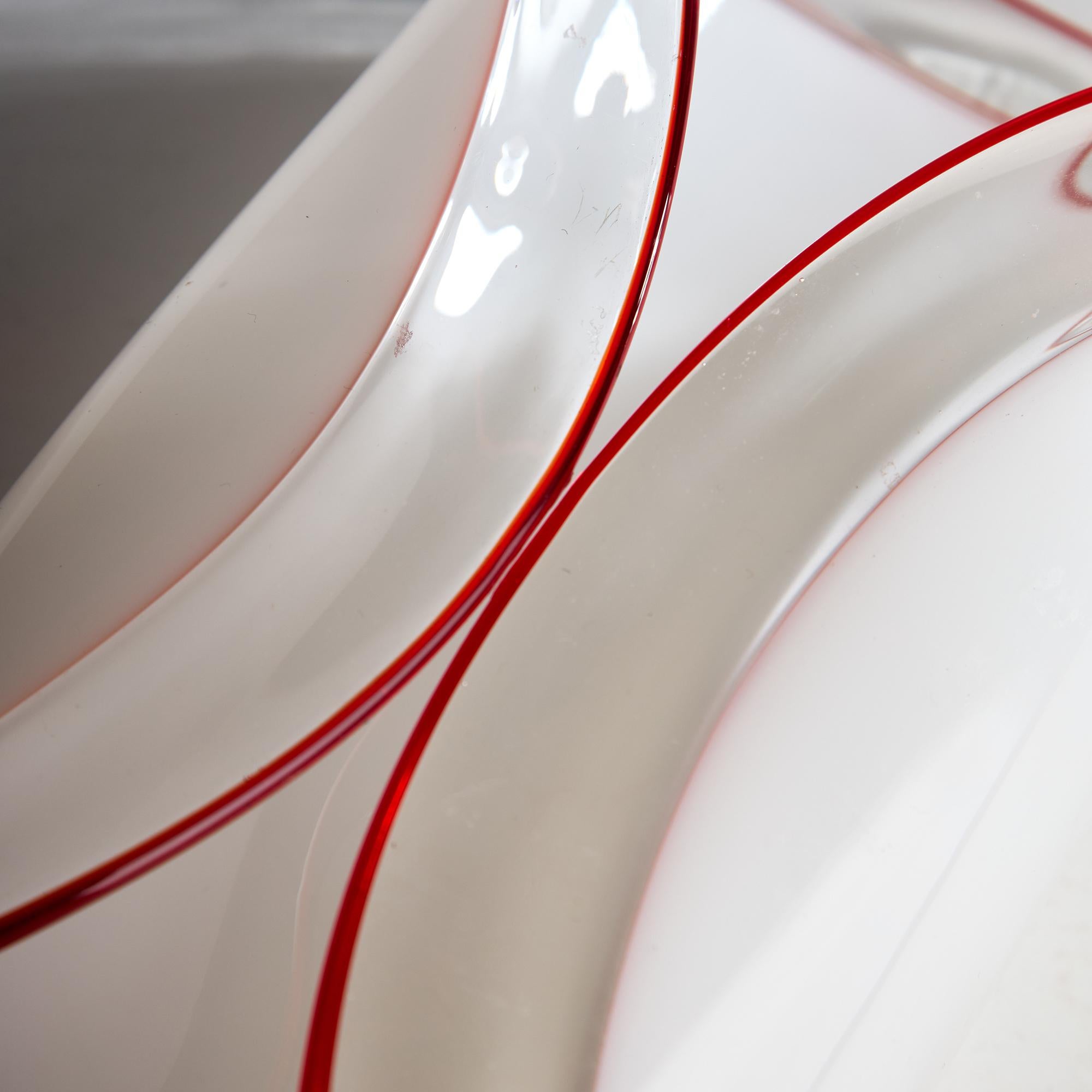 Fine XX secolo Decorazione da tavolo in vetro Leucos con strisce rosse, anni '80 in vendita