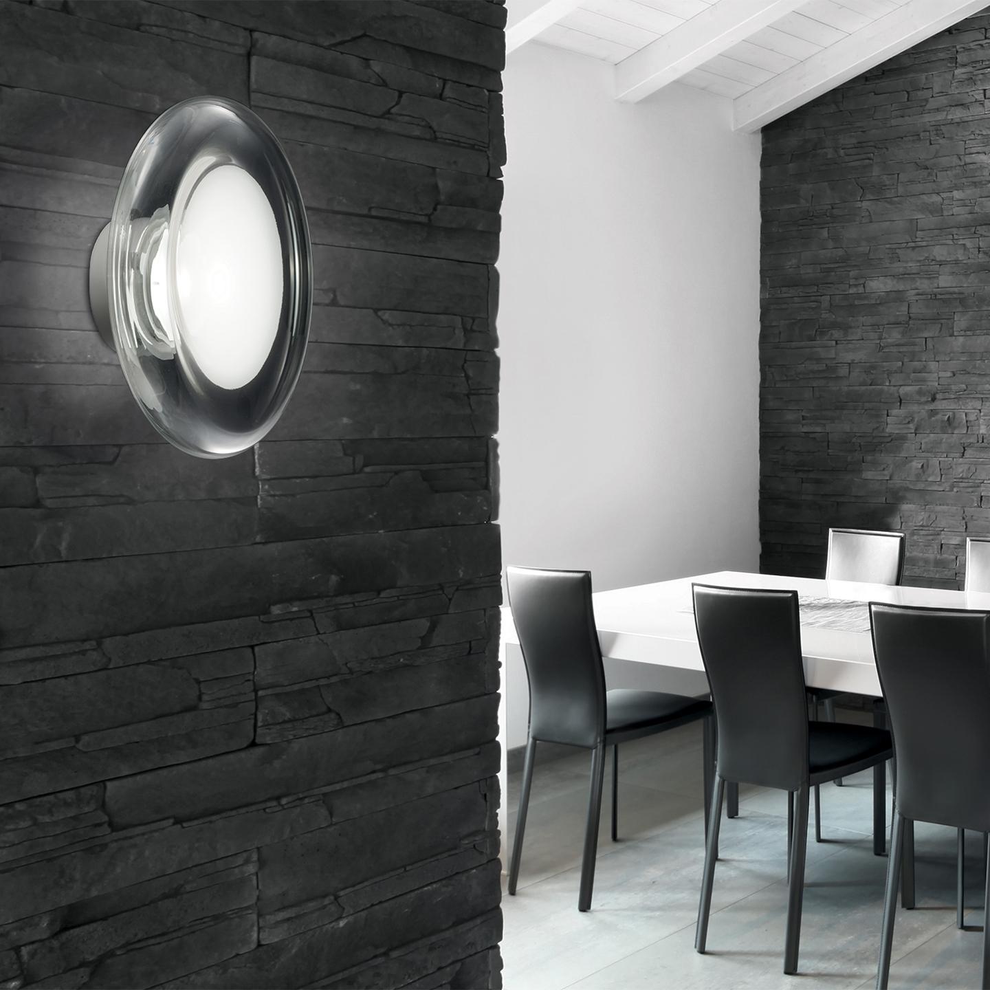 Die Keyra schafft mit ihrer schönen, zeitgenössischen Form und der einzigartigen Oberfläche ein wunderschönes Licht für Ihr Zuhause, Ihr Büro oder Ihre Geschäftsräume. Die 2011 von Roberto Paoli entworfene Keyra hat eine mundgeblasene Form, die in