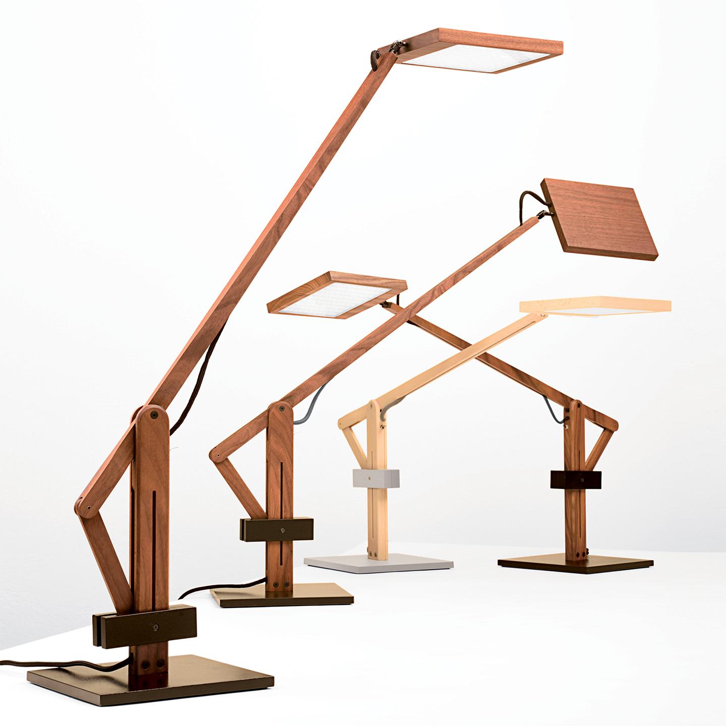 italien Lampe de bureau Leucos Leva Evo T LED en hêtre et aluminium gris par Massimo Iosa Ghini en vente