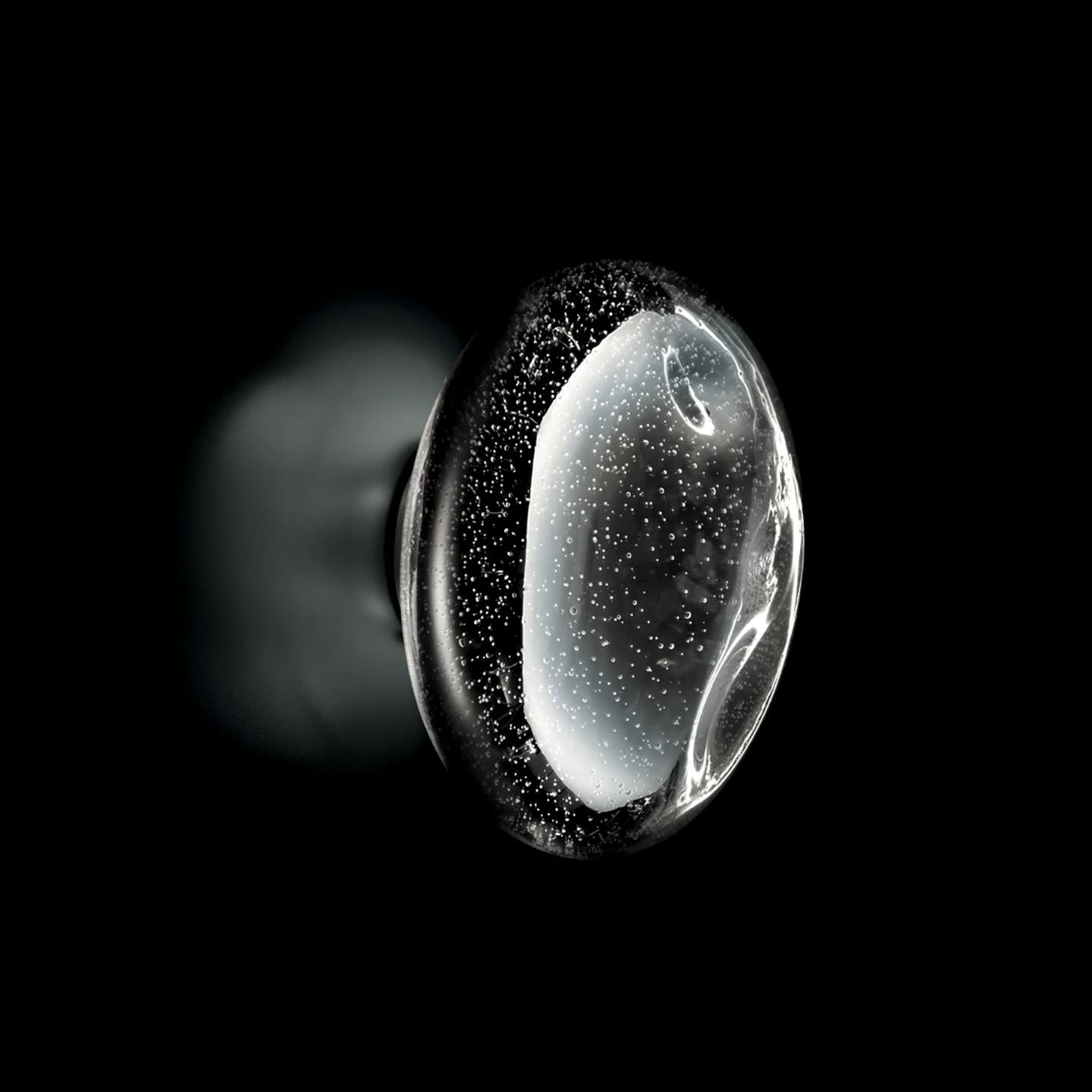 Avec Mercure, Patrick Jouin a exploré une technique traditionnelle de soufflage du verre de Murano, le pulegoso, et l'a actualisée pour créer un luminaire résolument contemporain qui éblouit. Le Mercure est fabriqué en ajoutant un brouillard d'eau