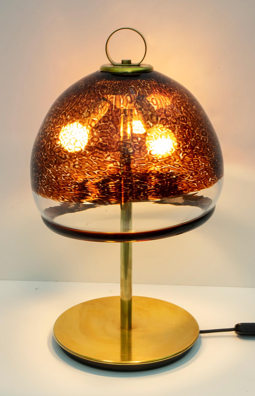 Leucos Mid-Century Modern Italian Murano Glass and Brass Table Lamp, 1970s In Good Condition For Sale In Puglia, Puglia