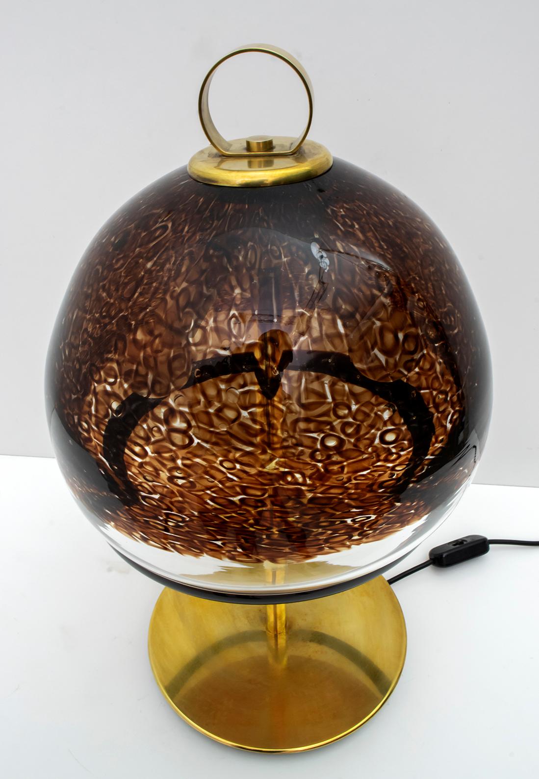 Late 20th Century Leucos Mid-Century Modern Italian Murano Glass and Brass Table Lamp, 1970s For Sale