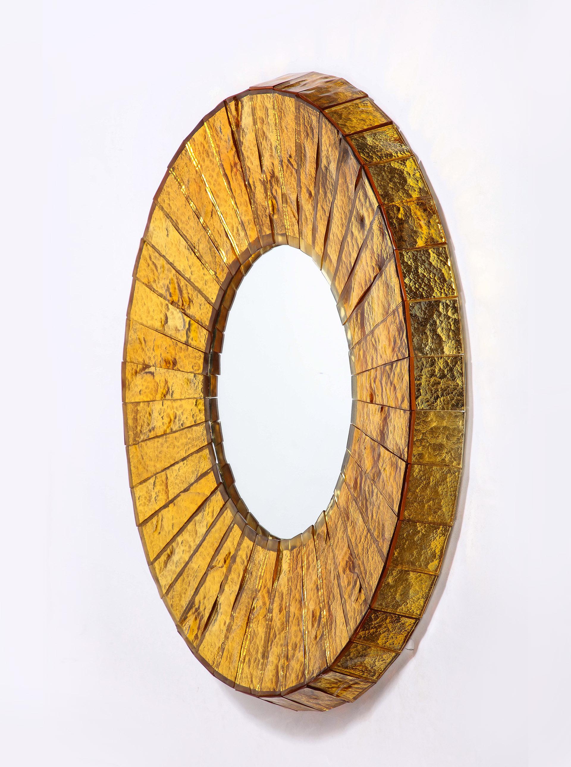 Le cadre rond en verre doré miroité épais, taillé à la main, et les côtés ciselés selon la même technique entourent un centre miroité. 

Un deuxième miroir assorti est disponible moyennant un supplément de prix.

Remarque : le miroir est livré dans