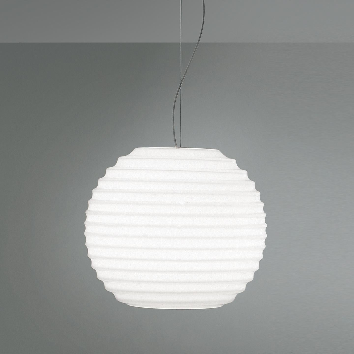 Toso, Massari & Associates designed Modulo Pendant in 1998 to be a beautiful lamp that exploited Murano traditions of blowing ribbed glass. The effect is a burst of light that provides diffused and direct light. The clear outer bands of the rims are