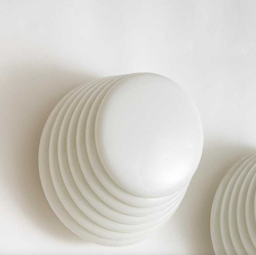 Leucos Murano Glas Slide Layers White Coban Flush Fixture, Italien, 1970er Jahre (Moderne der Mitte des Jahrhunderts) im Angebot