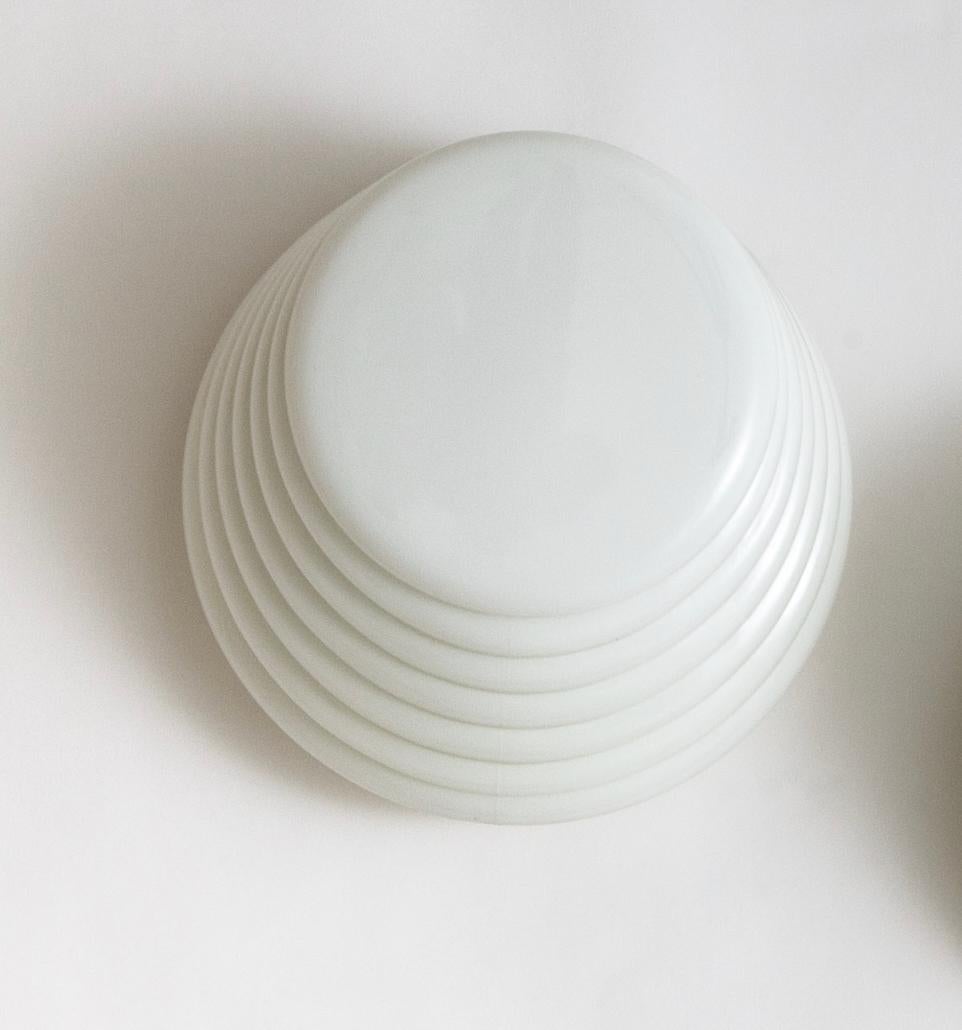 Leucos Murano Glas Slide Layers White Coban Flush Fixture, Italien, 1970er Jahre im Zustand „Gut“ im Angebot in Brooklyn, NY