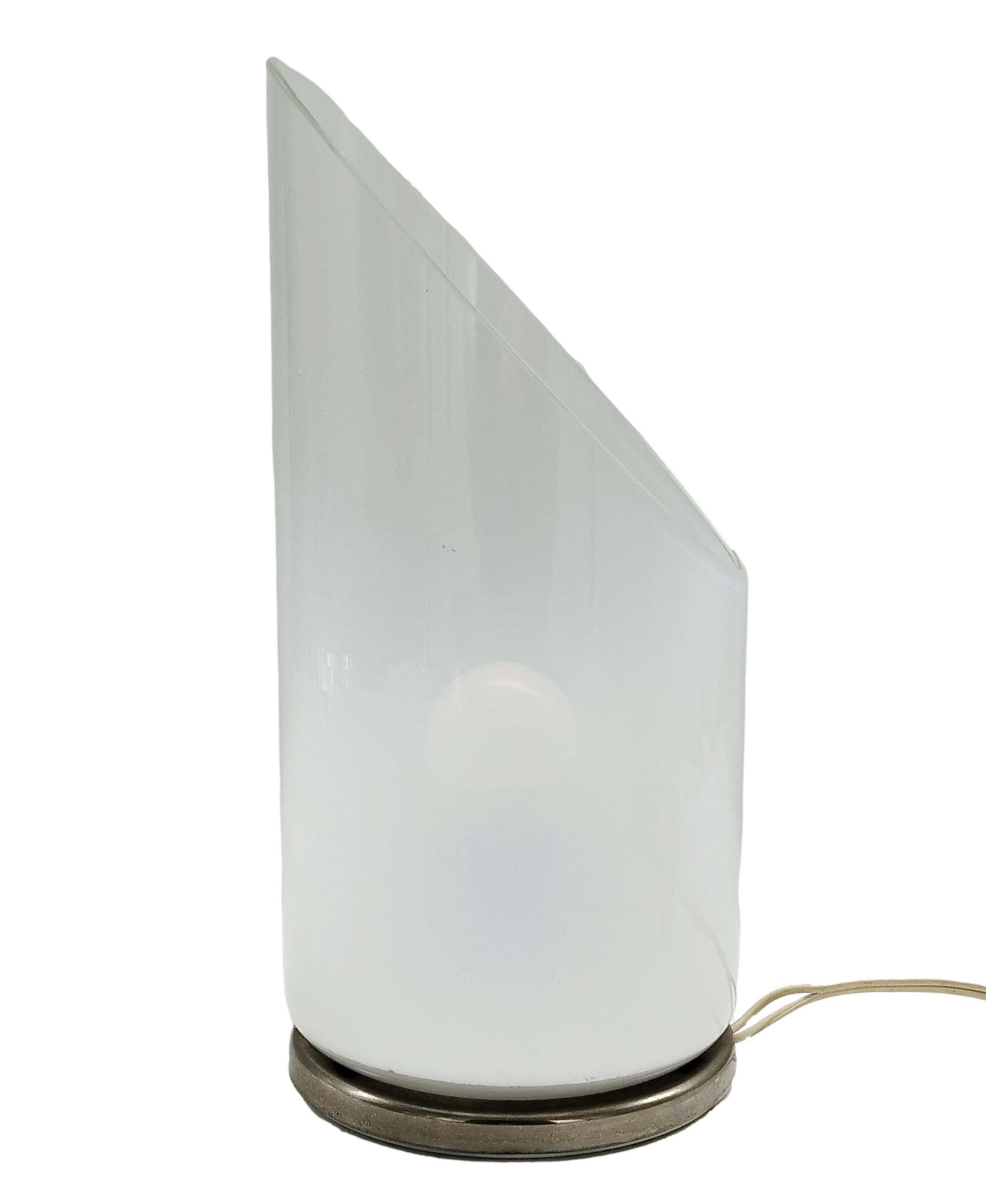 Lampada da tavolo in vetro soffiato di Murano, colore bianco sfumato trasparente, Produzione Leucos Italia anni '70.