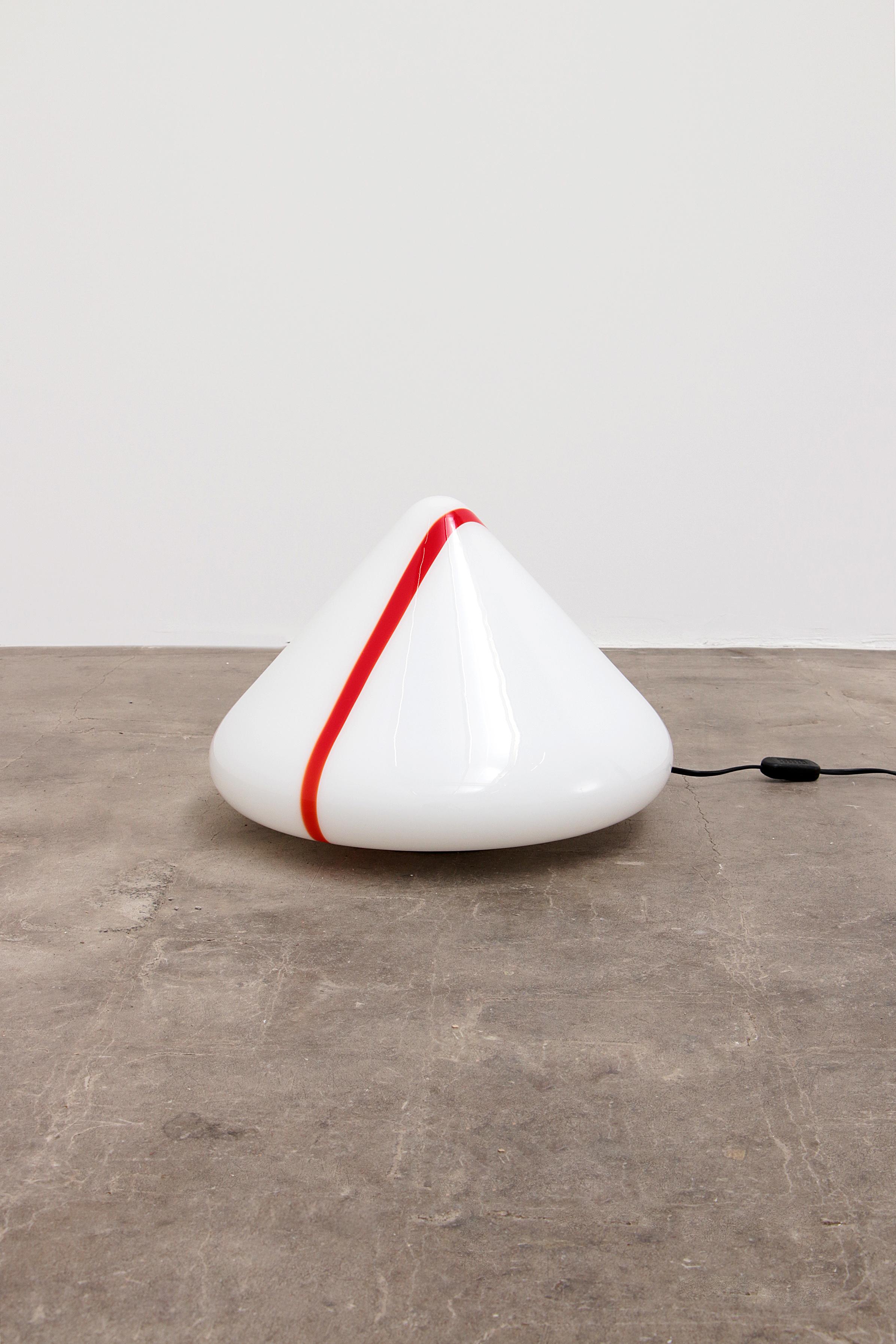 This is a beautiful table lamp made by Renato Toso for Leucos, 1970s.

The special pyramid shape makes this a beautiful unique item.
It is made of clear white Murano glass with a bright red stripe that makes the lamp a real eye-catcher. The lamp