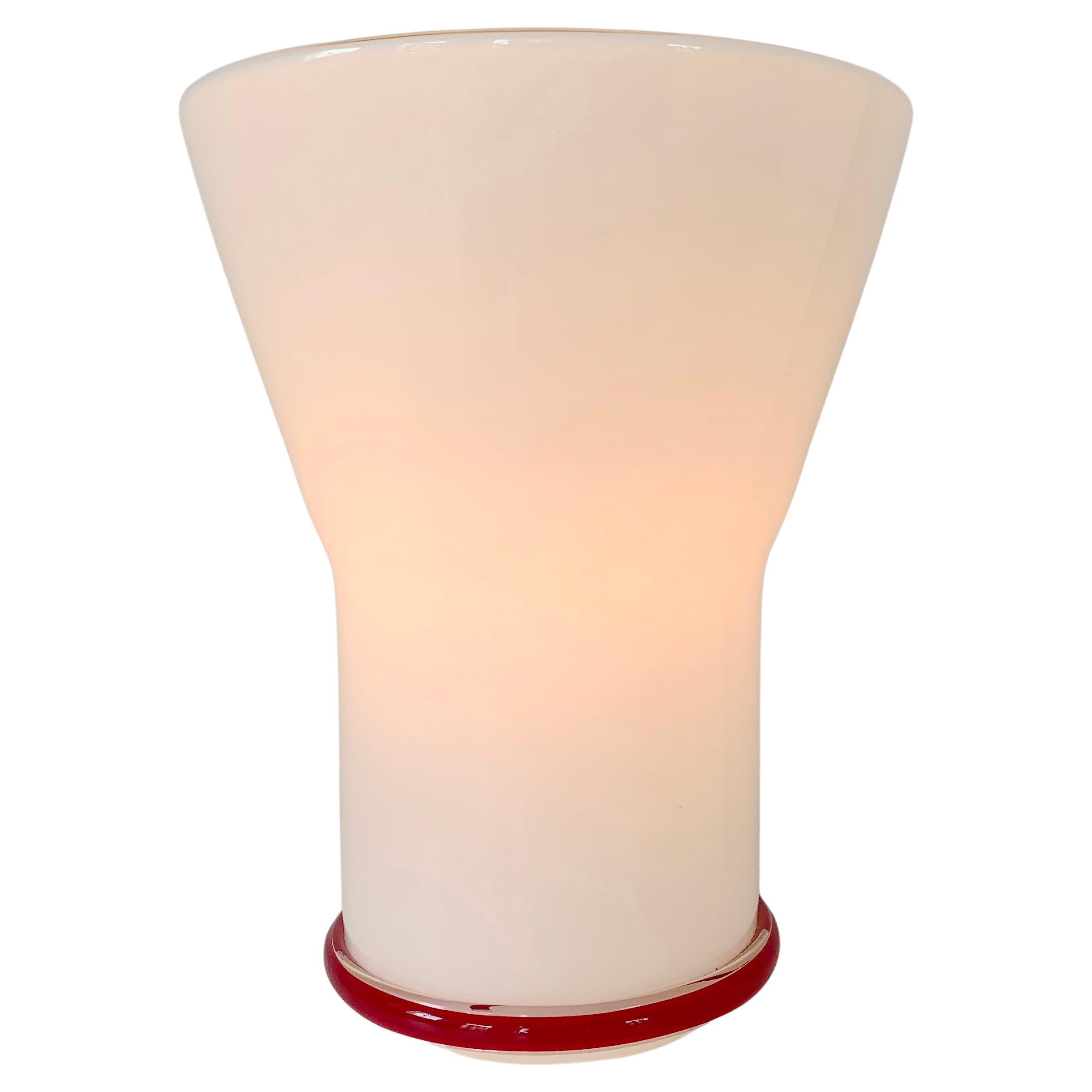 Lampada da tavolo decorativa di metà secolo di Leucos, circa 1970, Italia.
Vetro di Murano bianco e rosso.
Una lampadina.
Buone condizioni originali d'epoca.
Dimensioni: 33 cm di altezza, 25 cm di diametro.
Tutti gli acquisti sono coperti dalla