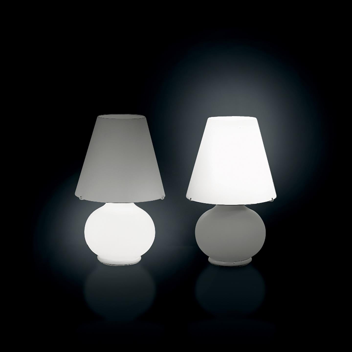 italien Lampe de table de chevet Paralume T Leucos en blanc satiné par Design Lab en vente