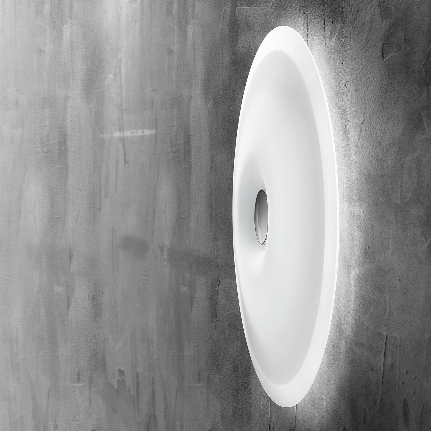 Planet is a versatile and elegant ceiling or wall lamp designed in 2008 by Leucos Design Lab. It is an iconic lamp with a serigraphic white glass diffuser and a translucent edge that creates the perfect balance of light. Planet’s structure is white