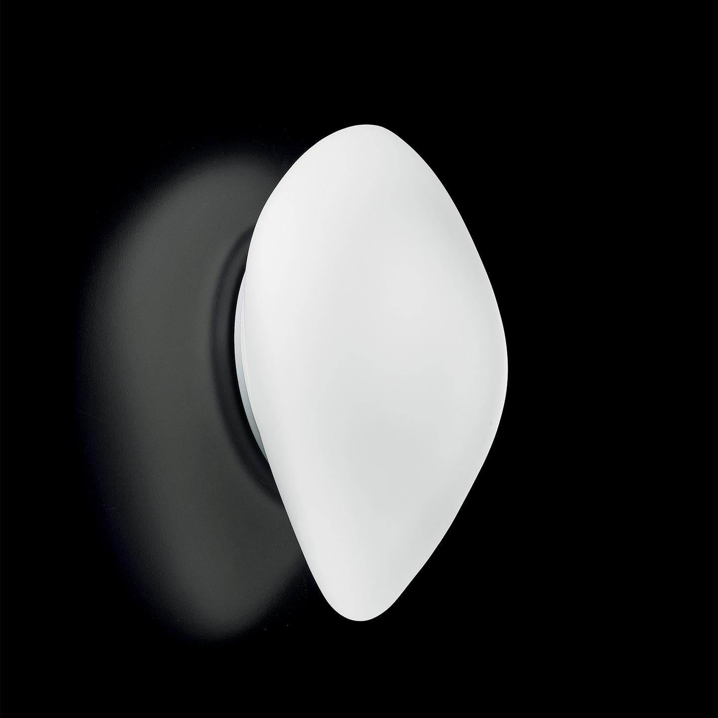 Stone was designed in 2006 by Leucos design lab to provide a hand blown glass wall or ceiling lamp that captures the beautiful and unique shape of a smooth stone. This form lets Stone be used as a standalone light or in sets that create an