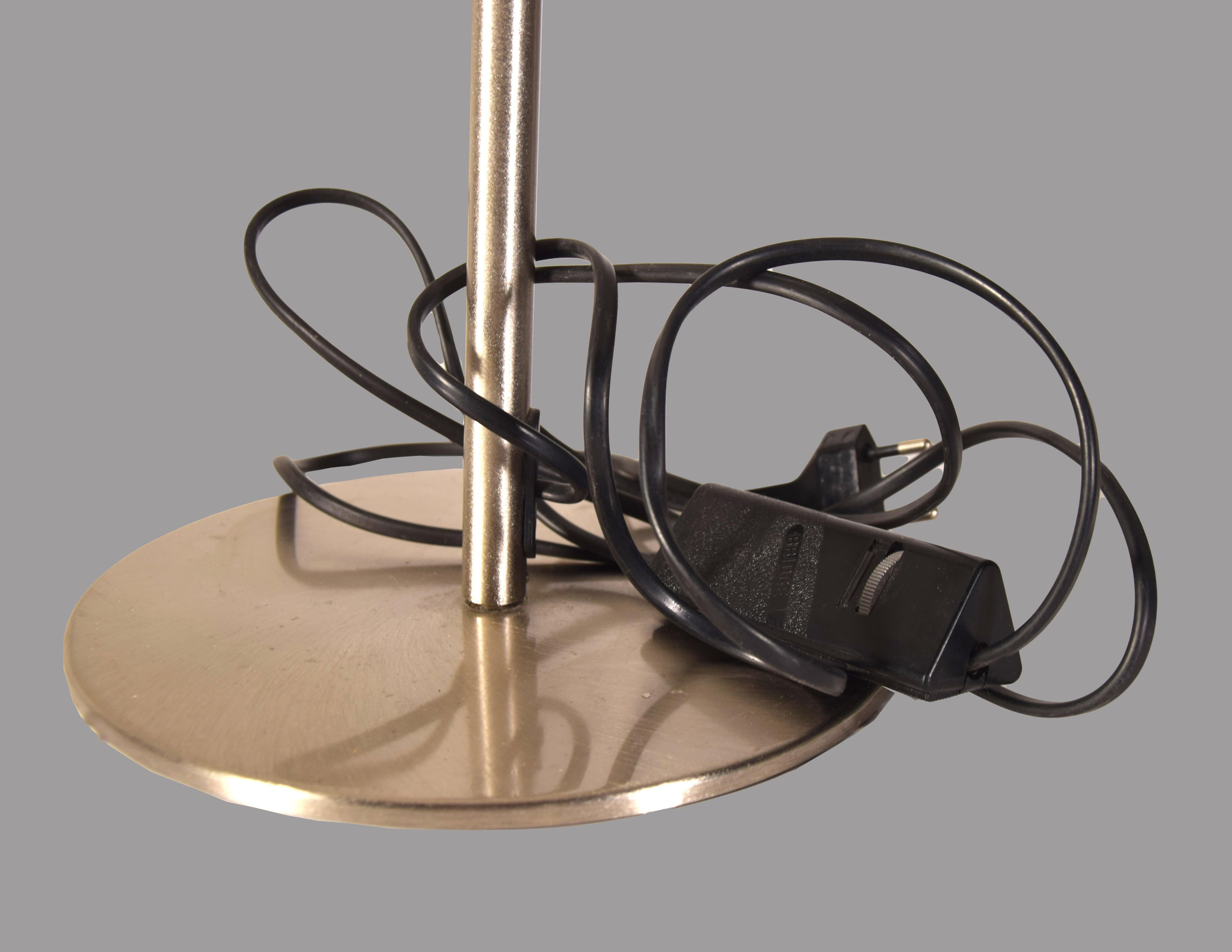 La lampe de table Leucos est une lampe à la mode réalisée dans les années 1980 par Leucos.

Lampe de table circulaire fabriquée à la main en métal chromé et en verre. 

Label original de l'entreprise.

Dimensions : cm 21 x 45 x 21. 

En très bon
